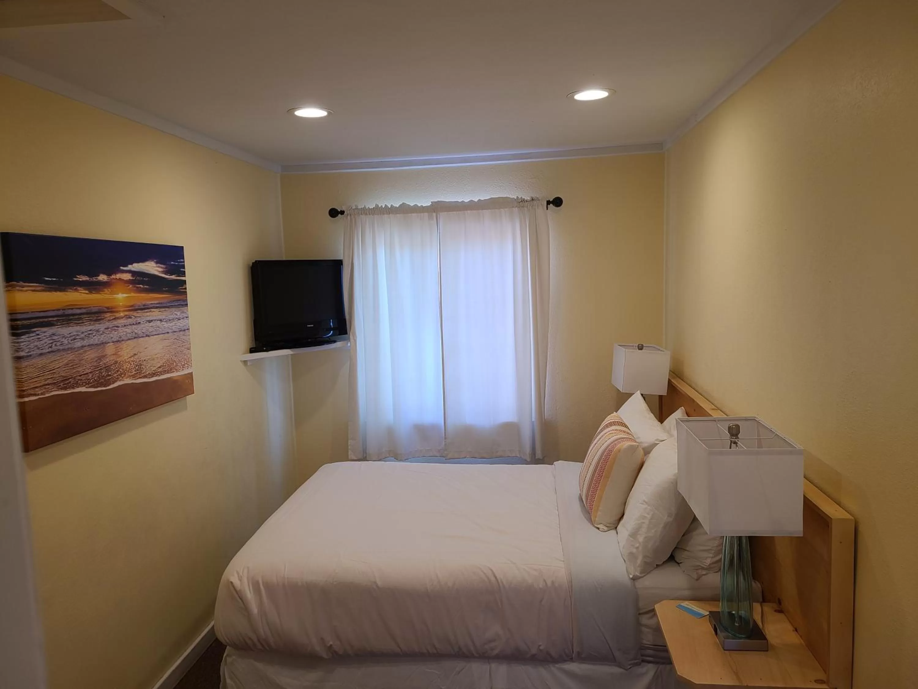 Bedroom, Bed in Sunny Cove Motel