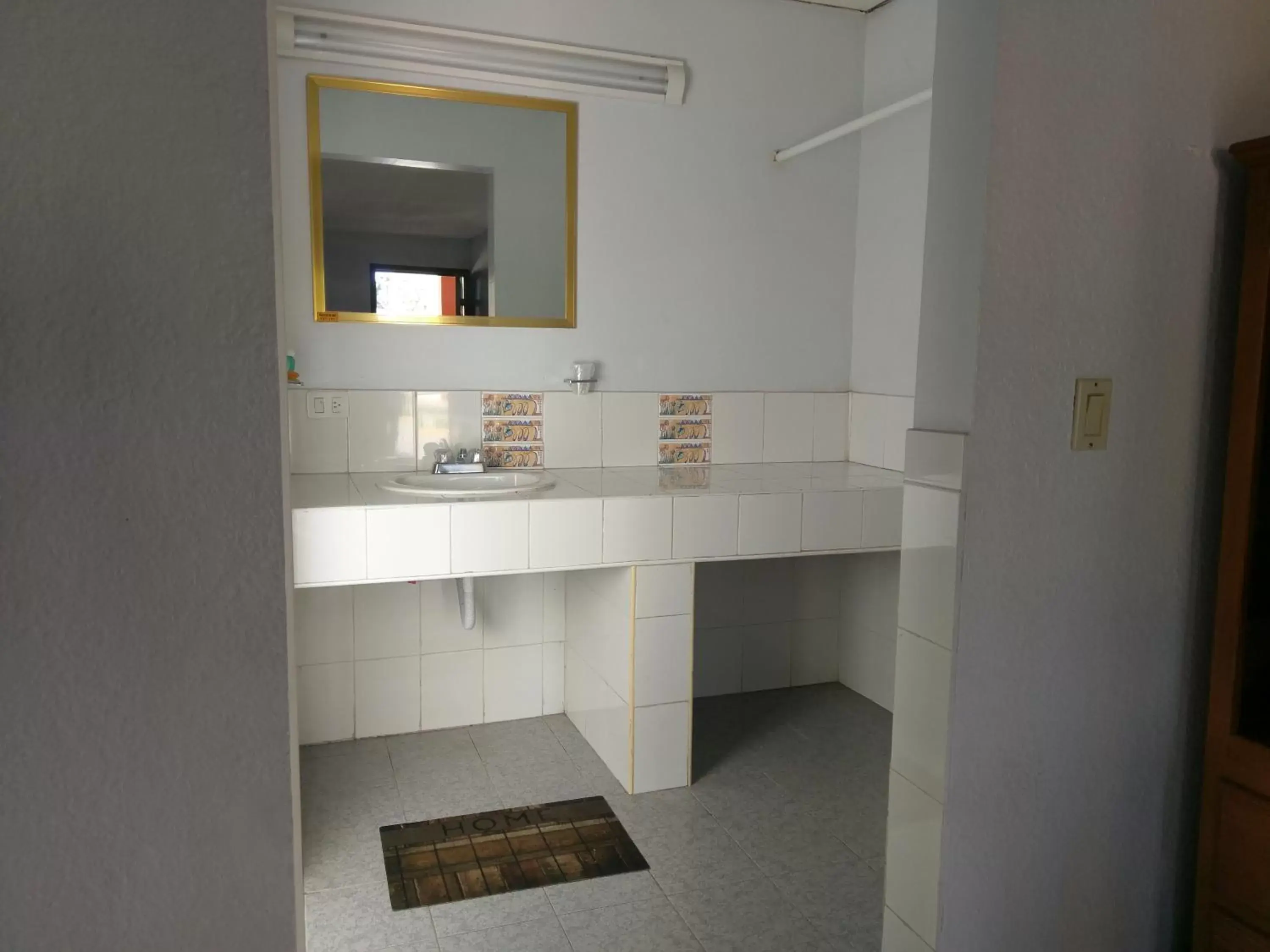 Bathroom, Kitchen/Kitchenette in Hotel del Camino