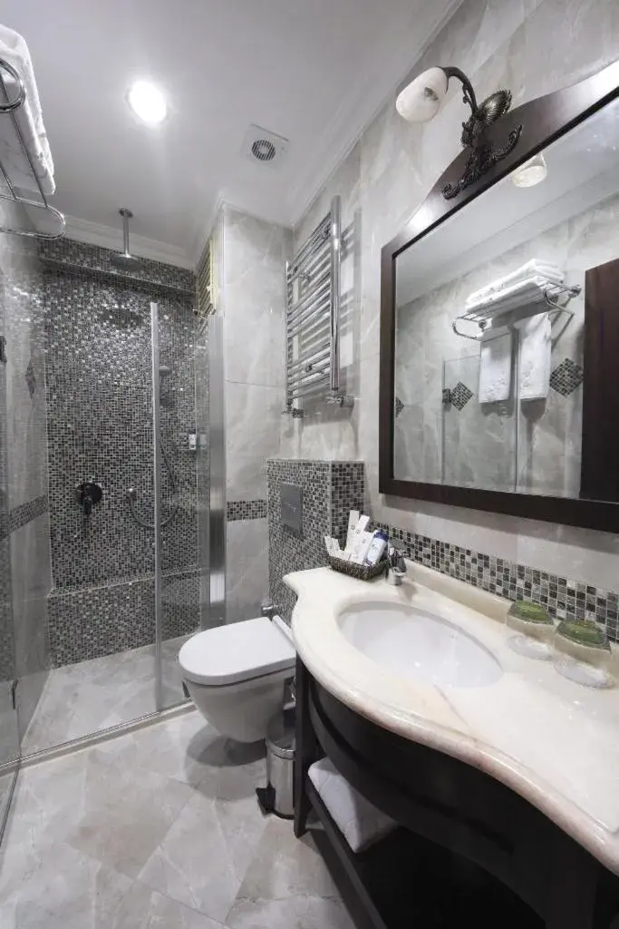 Bathroom in Divalis Hotel