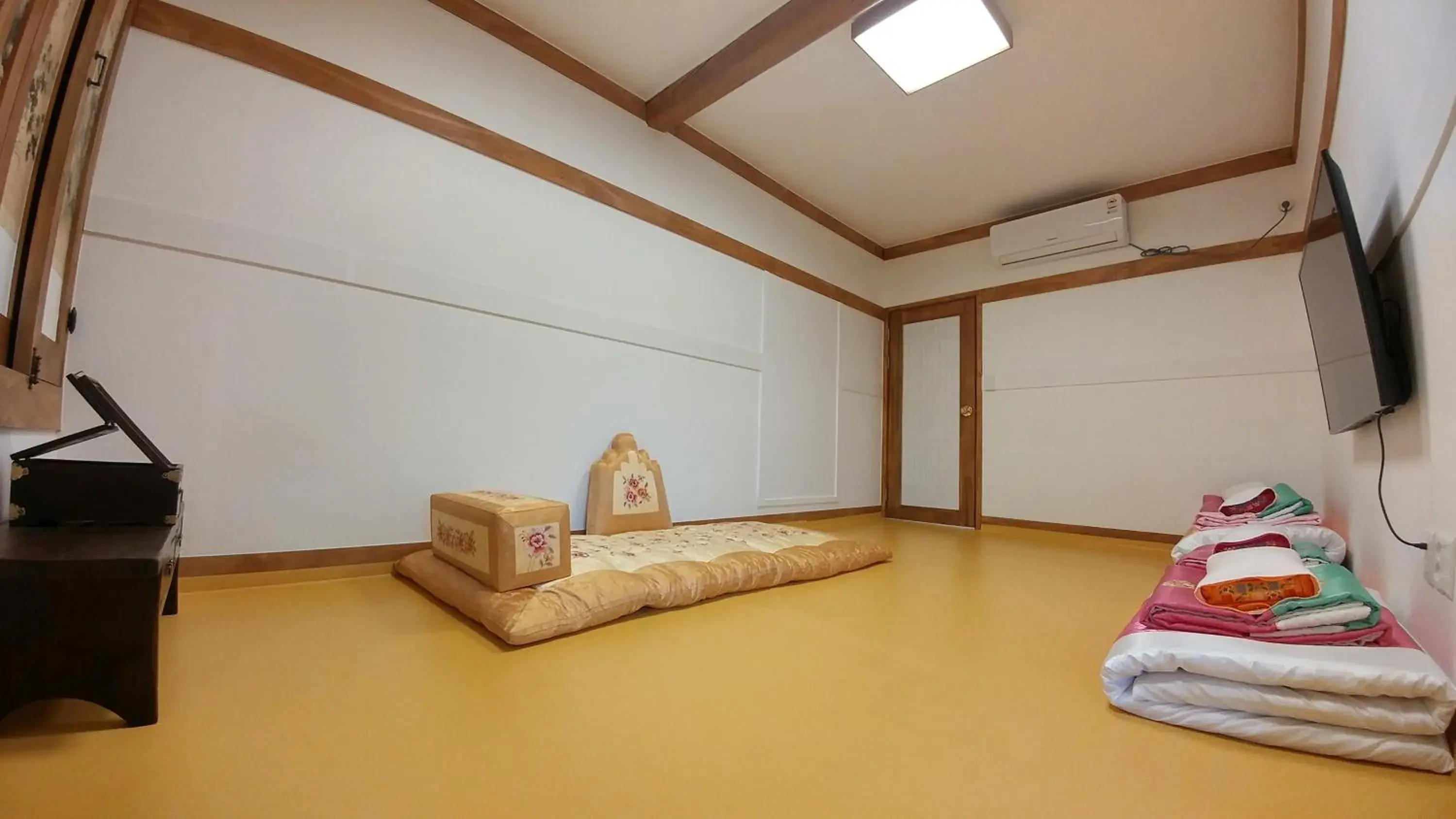 Photo of the whole room, Bed in Bukchon Sosunjae Hanok Guesthouse