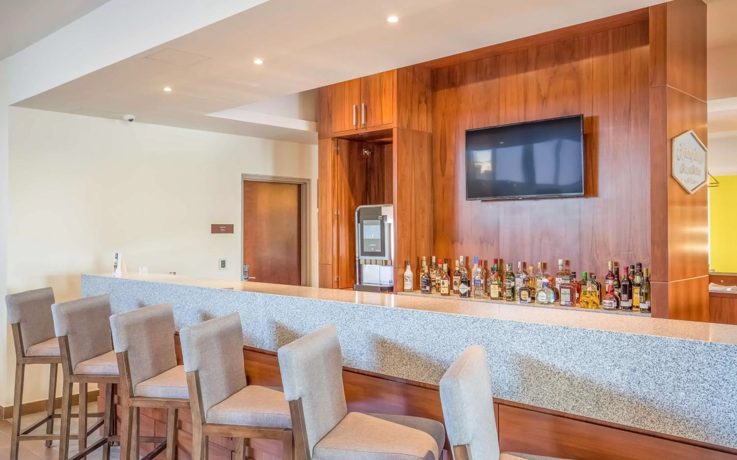 Lounge or bar, Restaurant/Places to Eat in Hampton Inn & Suites by Hilton Los Cabos