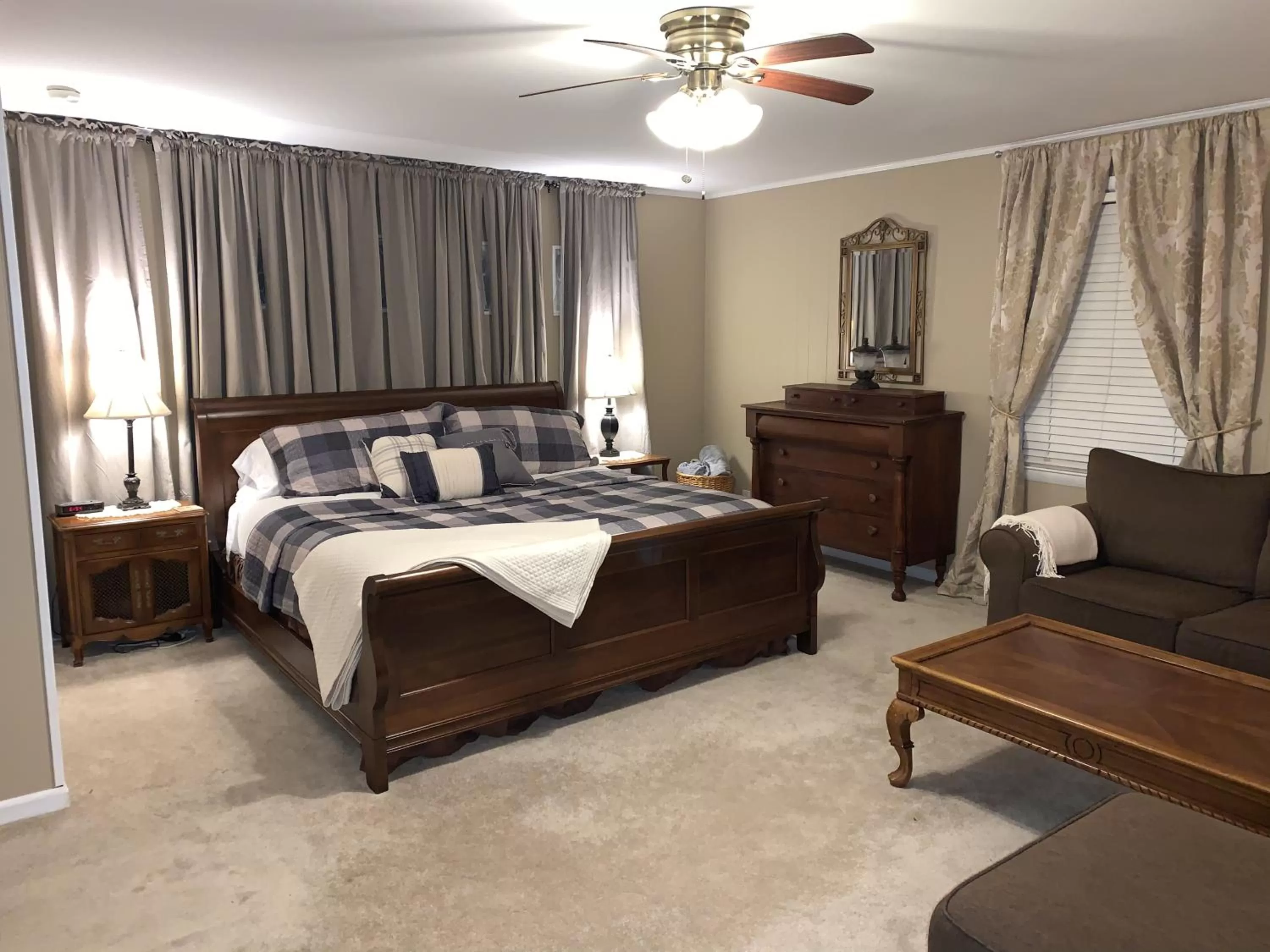 Photo of the whole room, Bed in The Inn on Front Street