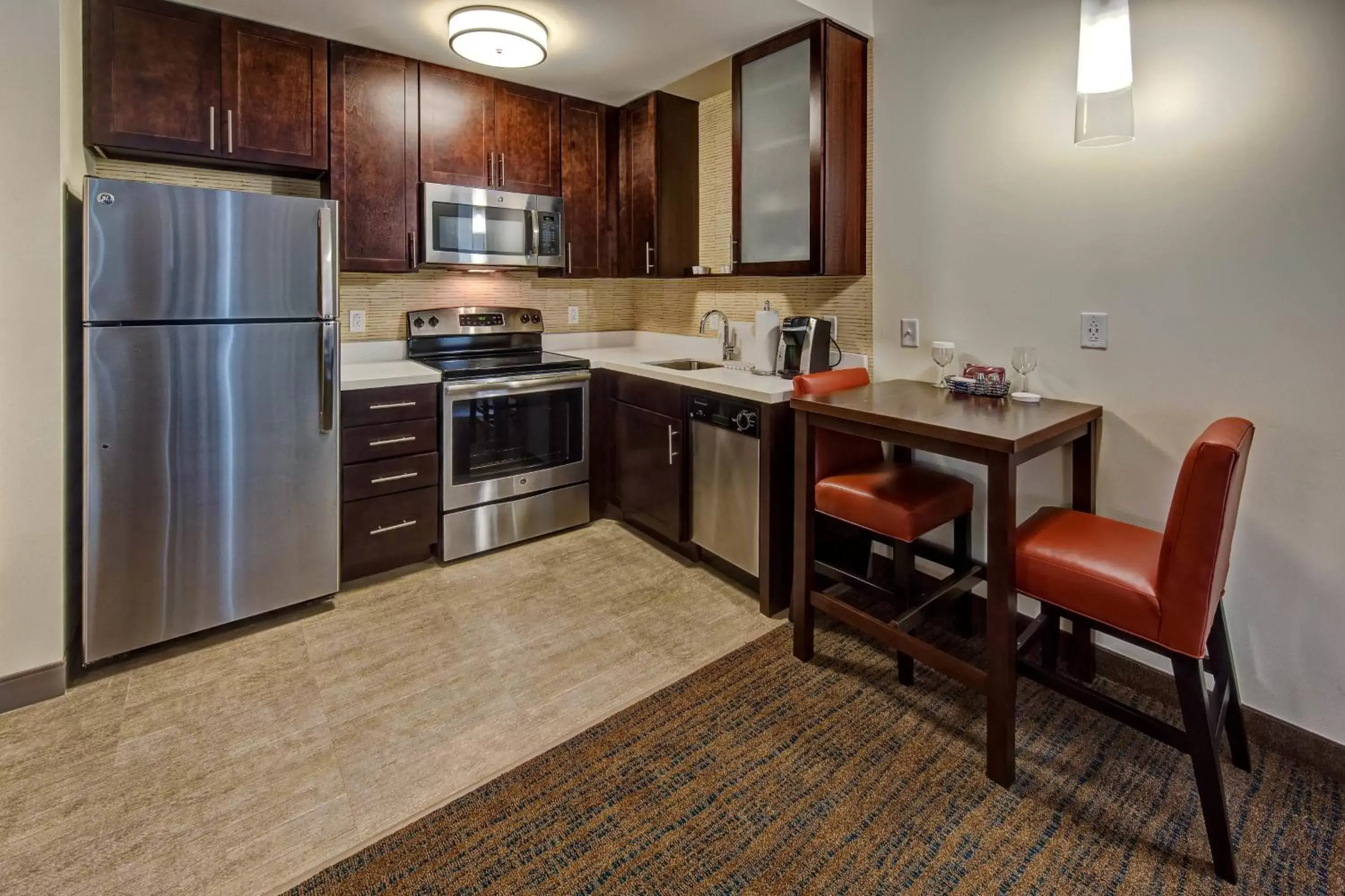 Bedroom, Kitchen/Kitchenette in Residence Inn by Marriott Kansas City Downtown/Convention Center