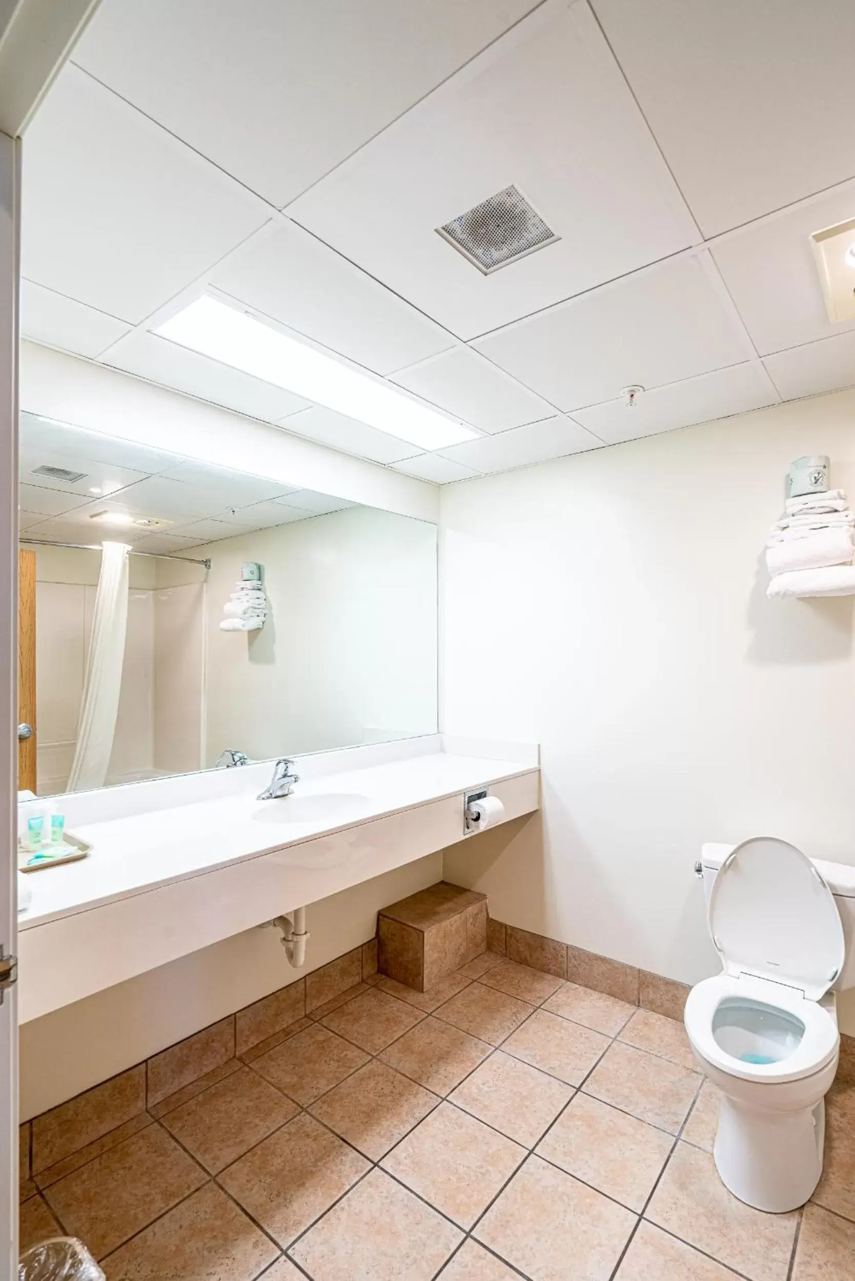 Bathroom in Anchorage Motel Inc.