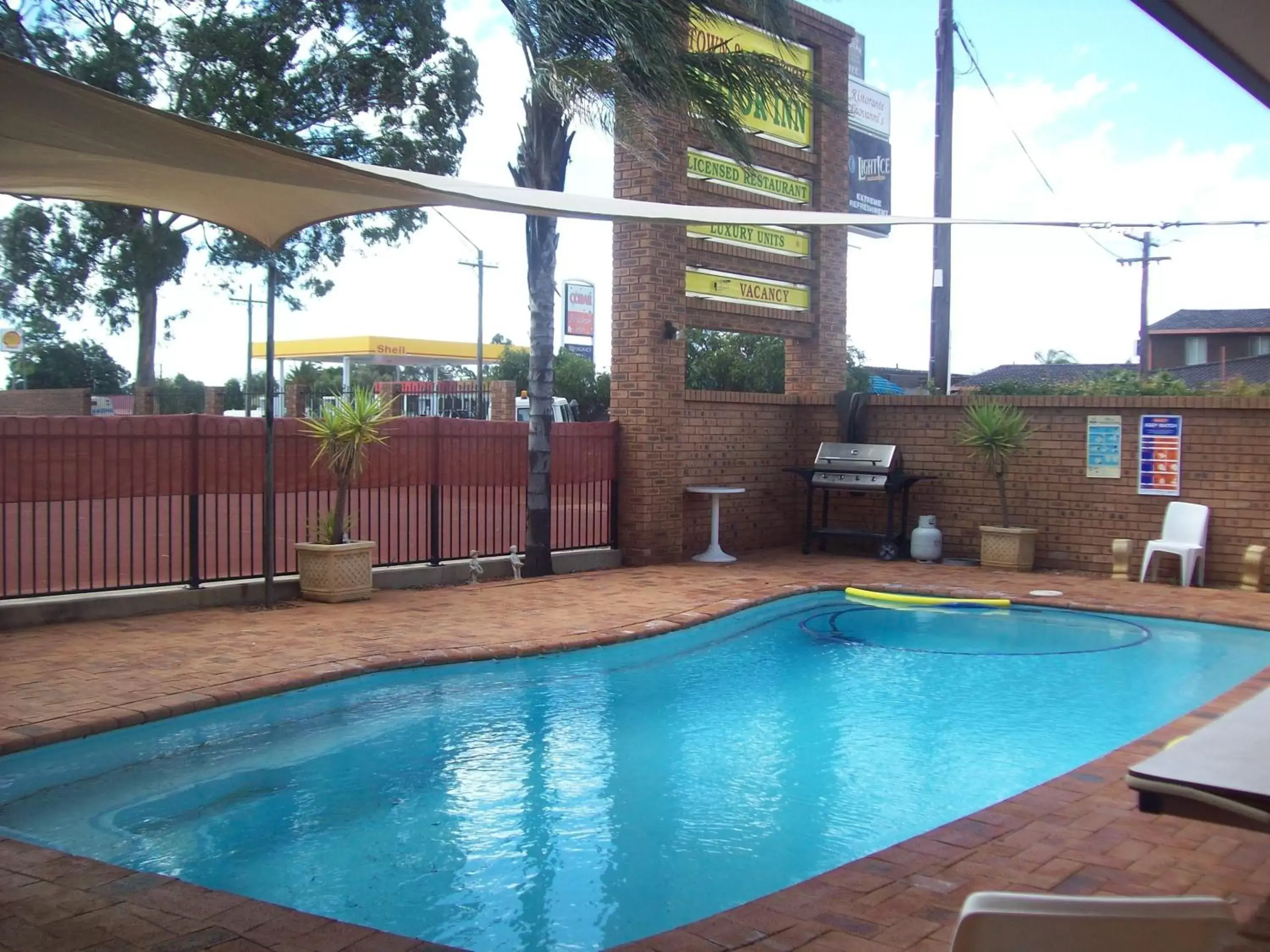 Swimming Pool in Cobar Town & Country Motor Inn