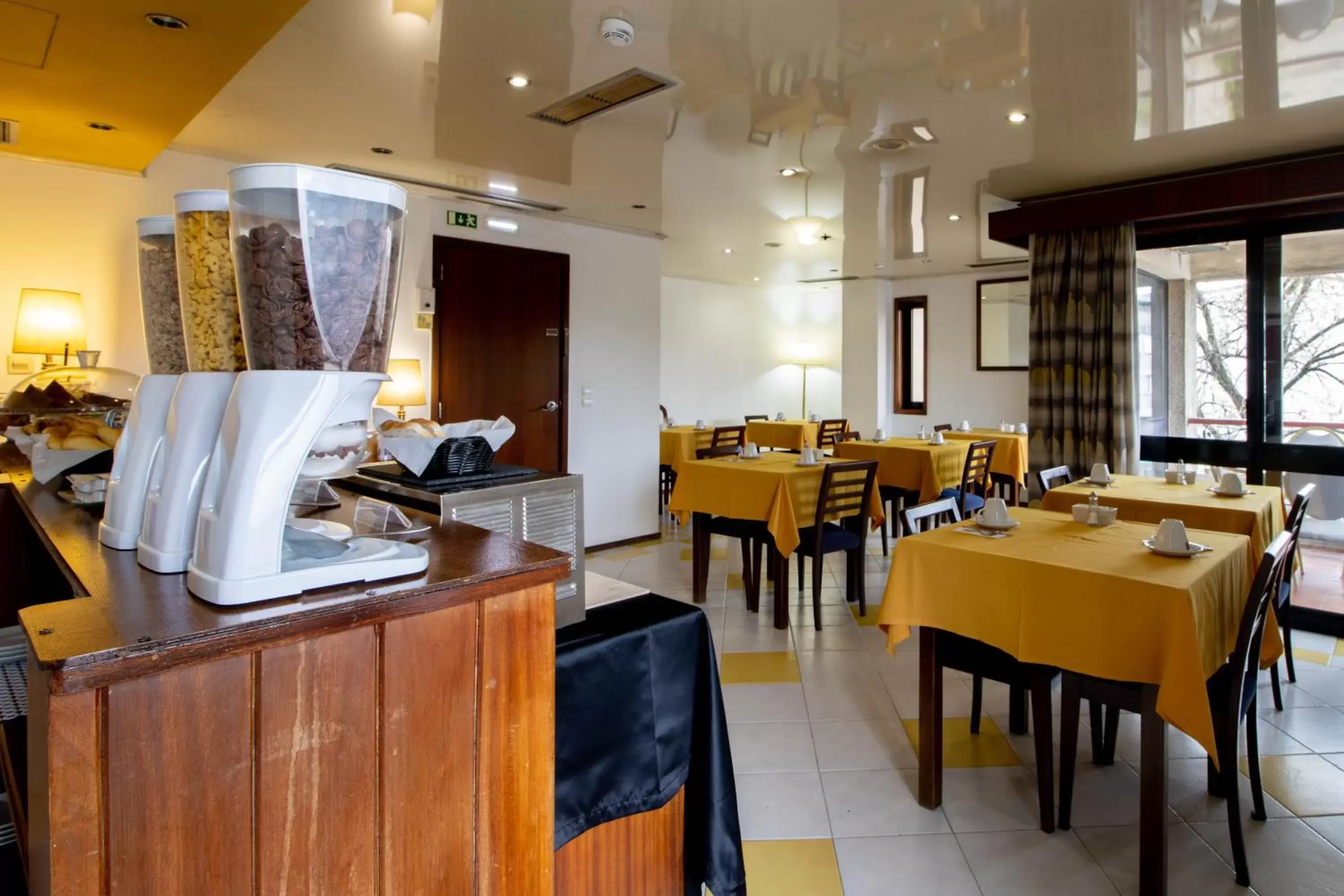 Breakfast, Restaurant/Places to Eat in Hotel A.S. Sao Joao da Madeira
