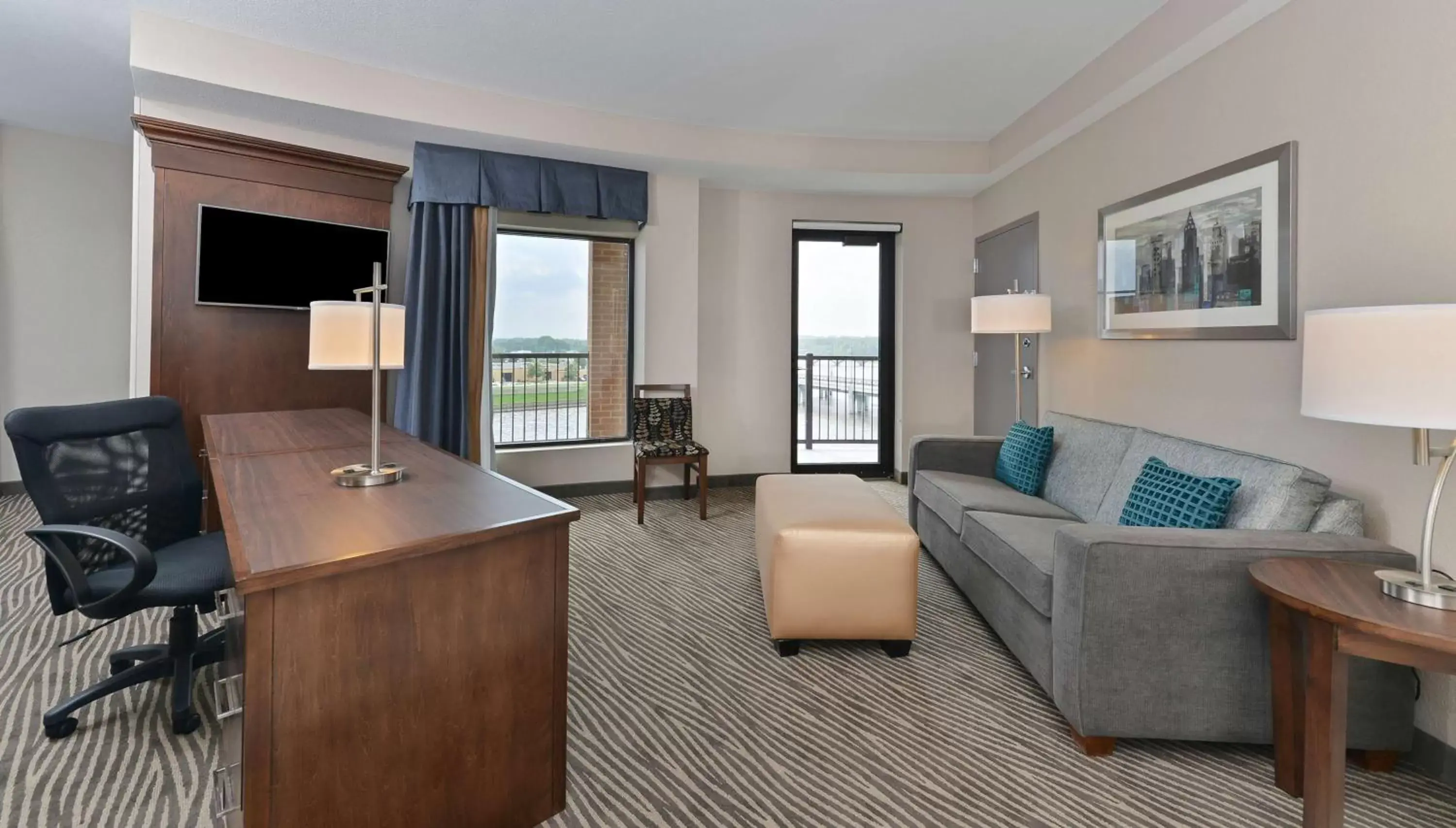Bed, Seating Area in Hampton Inn & Suites Des Moines Downtown