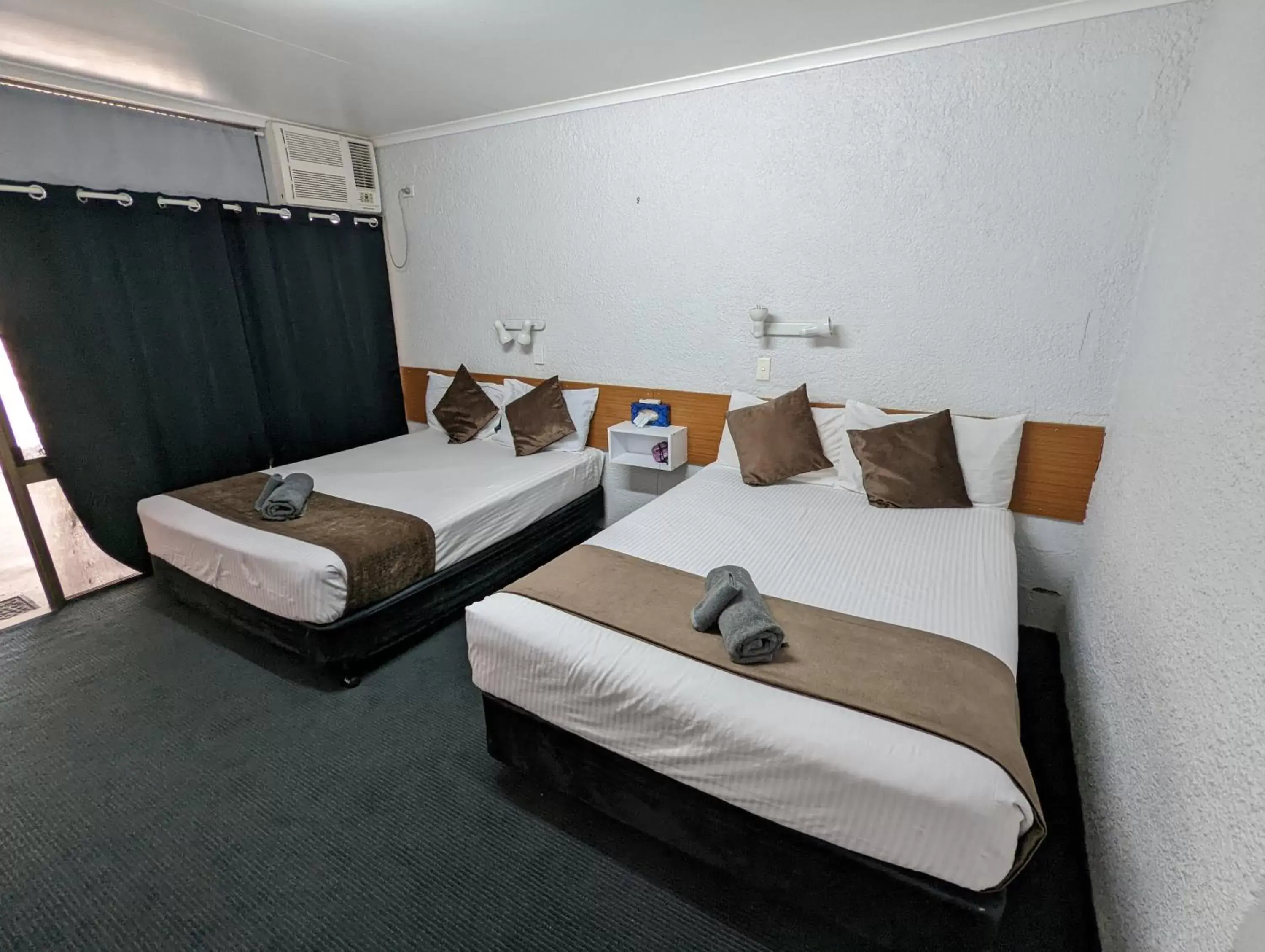 Bed in ABAJAZ MOTOR INN-CENTRAL LOCATION-UNDERCOVER PARKING-POOL-KING BED in EVERY ROOM