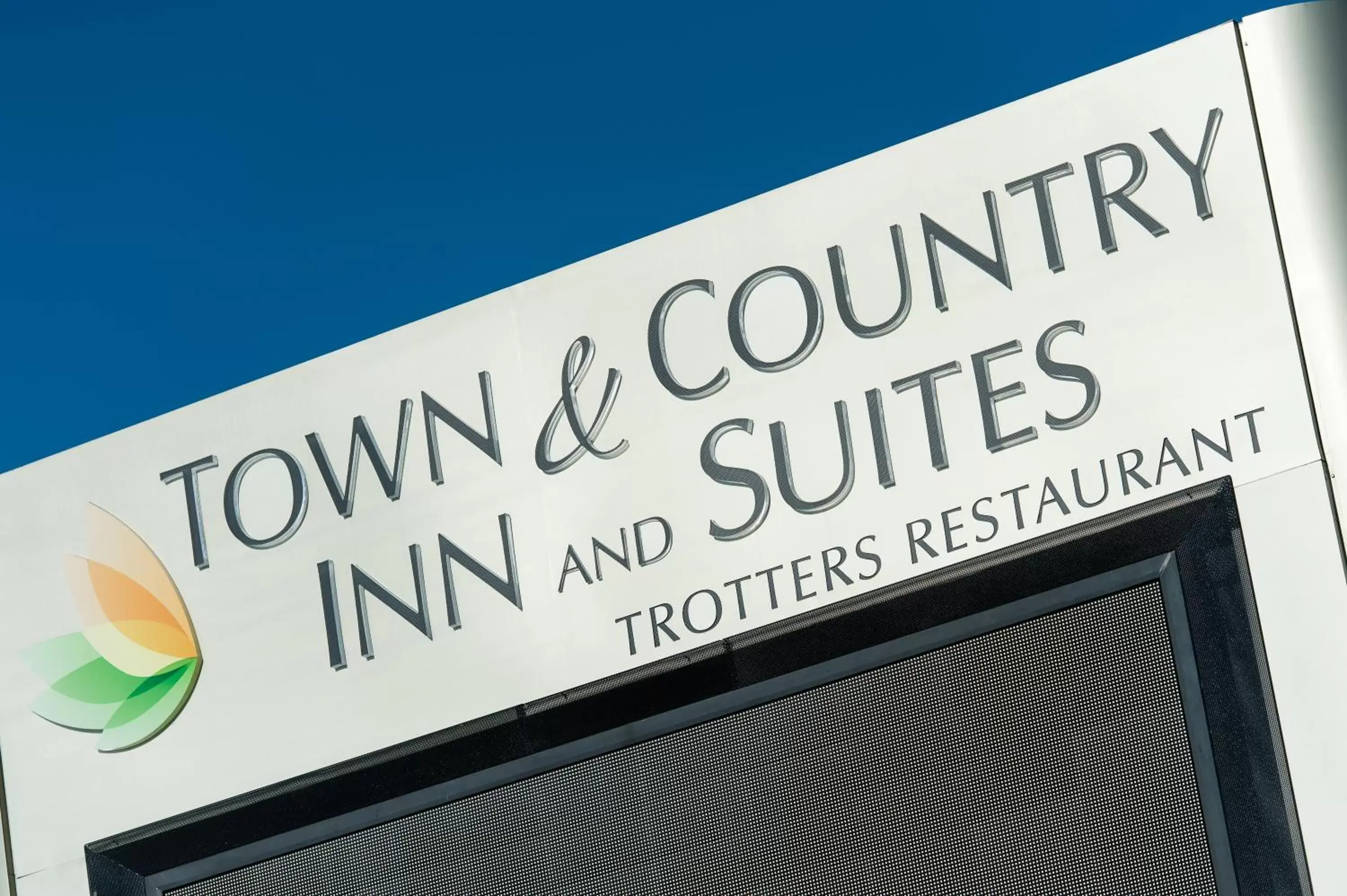 Facade/entrance, Property Logo/Sign in Town & Country Inn and Suites