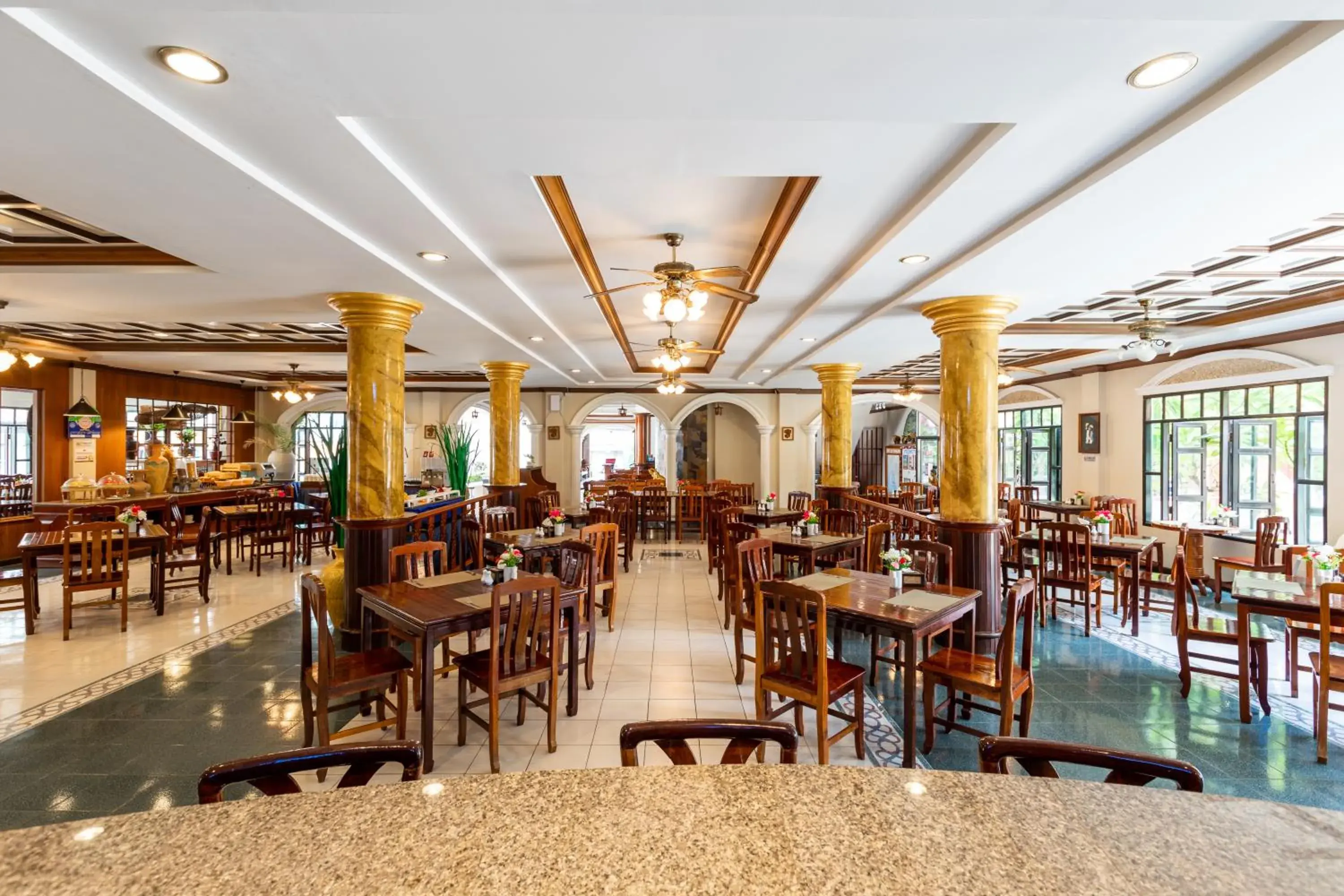 Restaurant/places to eat in Tony Resort Restaurant/places to eat in Tony Resort