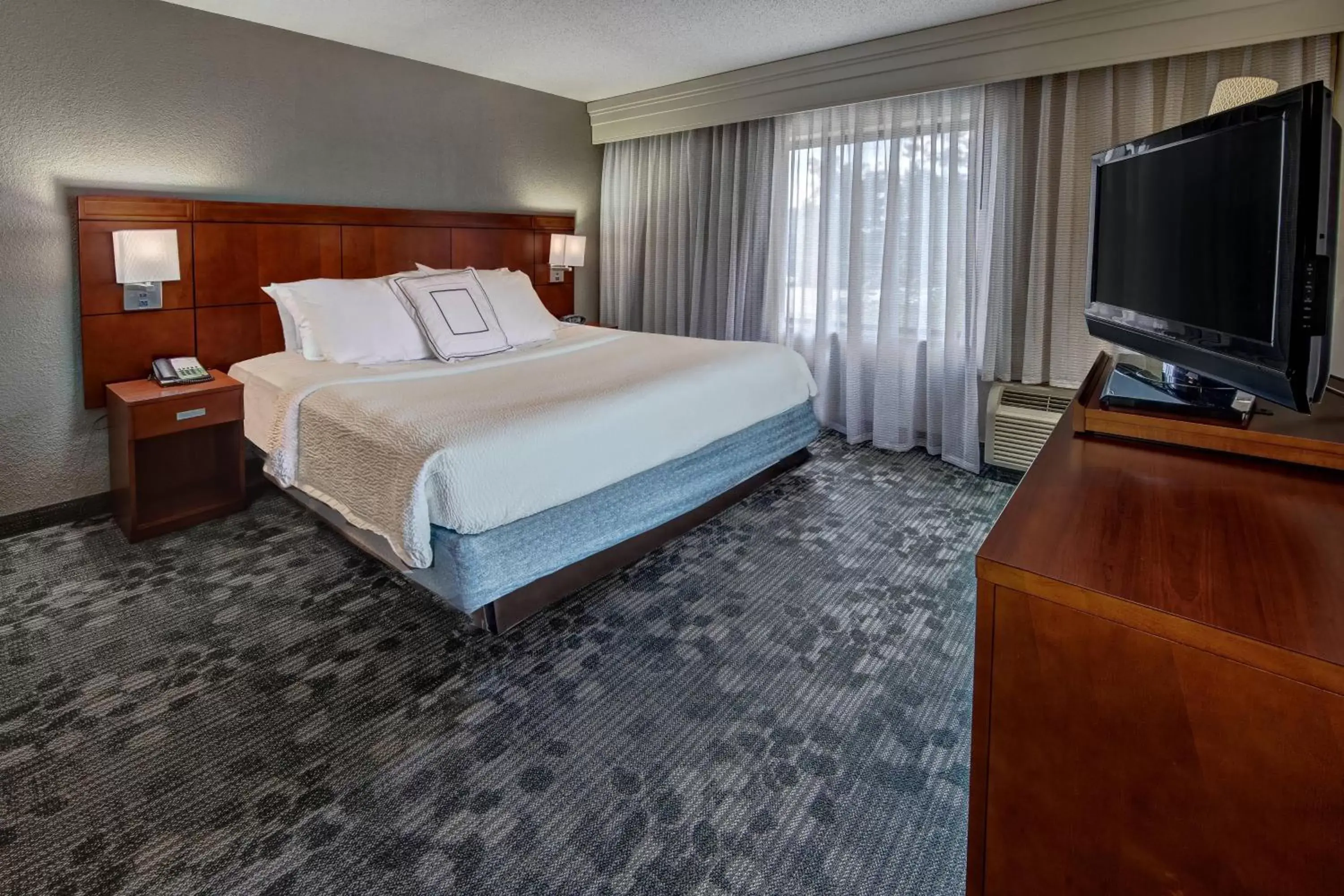 Photo of the whole room, Bed in Courtyard by Marriott Troy
