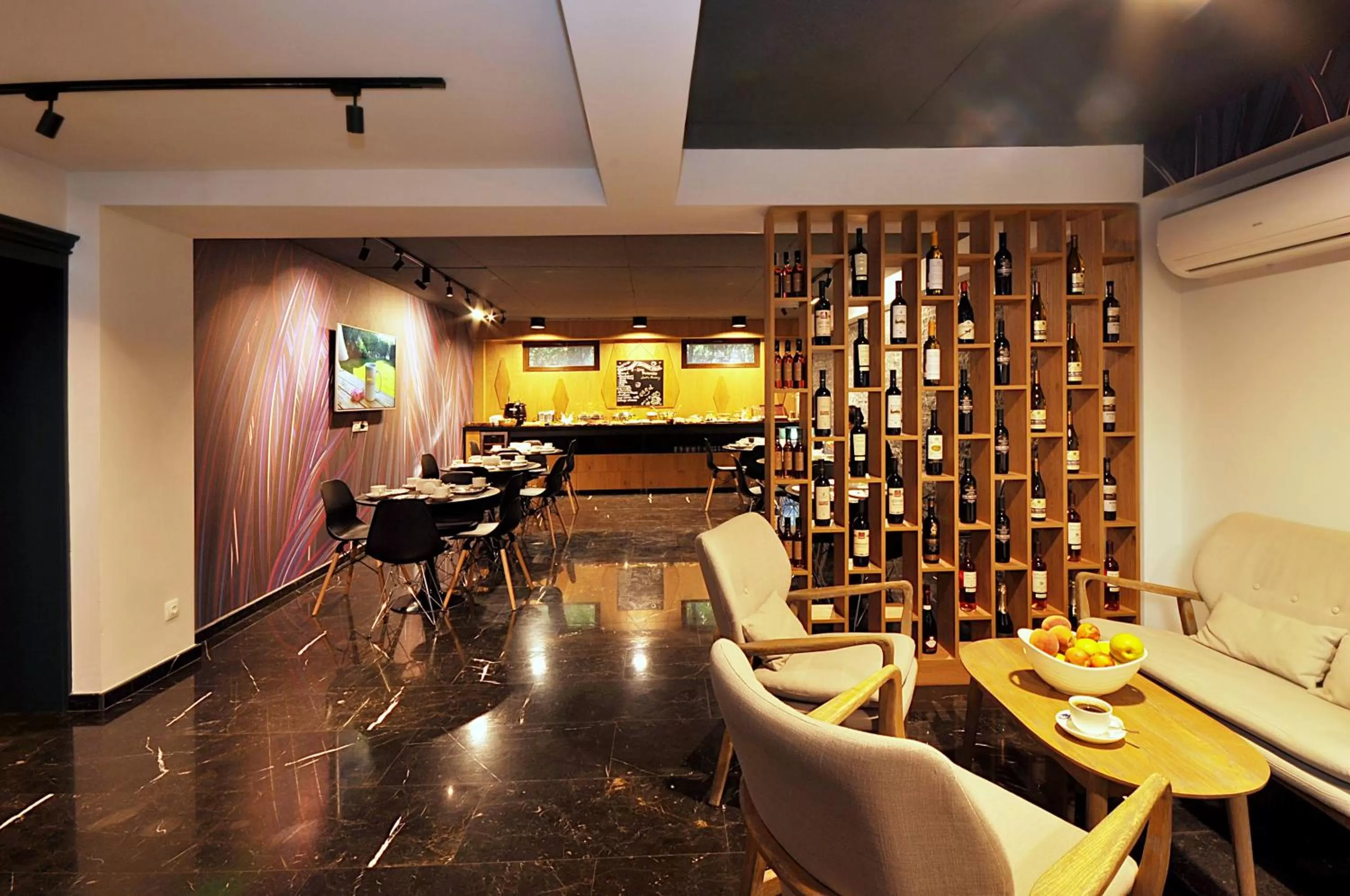 Restaurant/places to eat in Elle Boutique Hotel