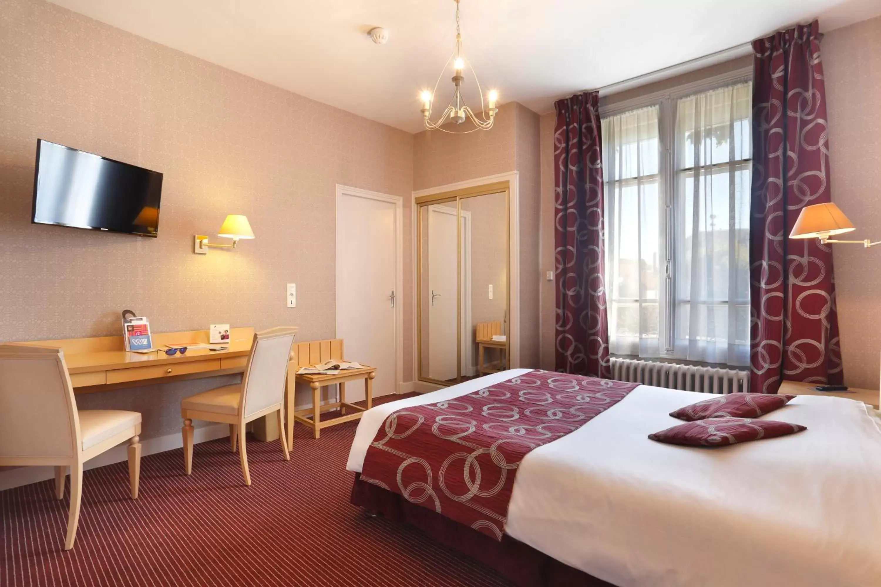 Photo of the whole room, Bed in The Originals Boutique, Hôtel Normandie, Auxerre