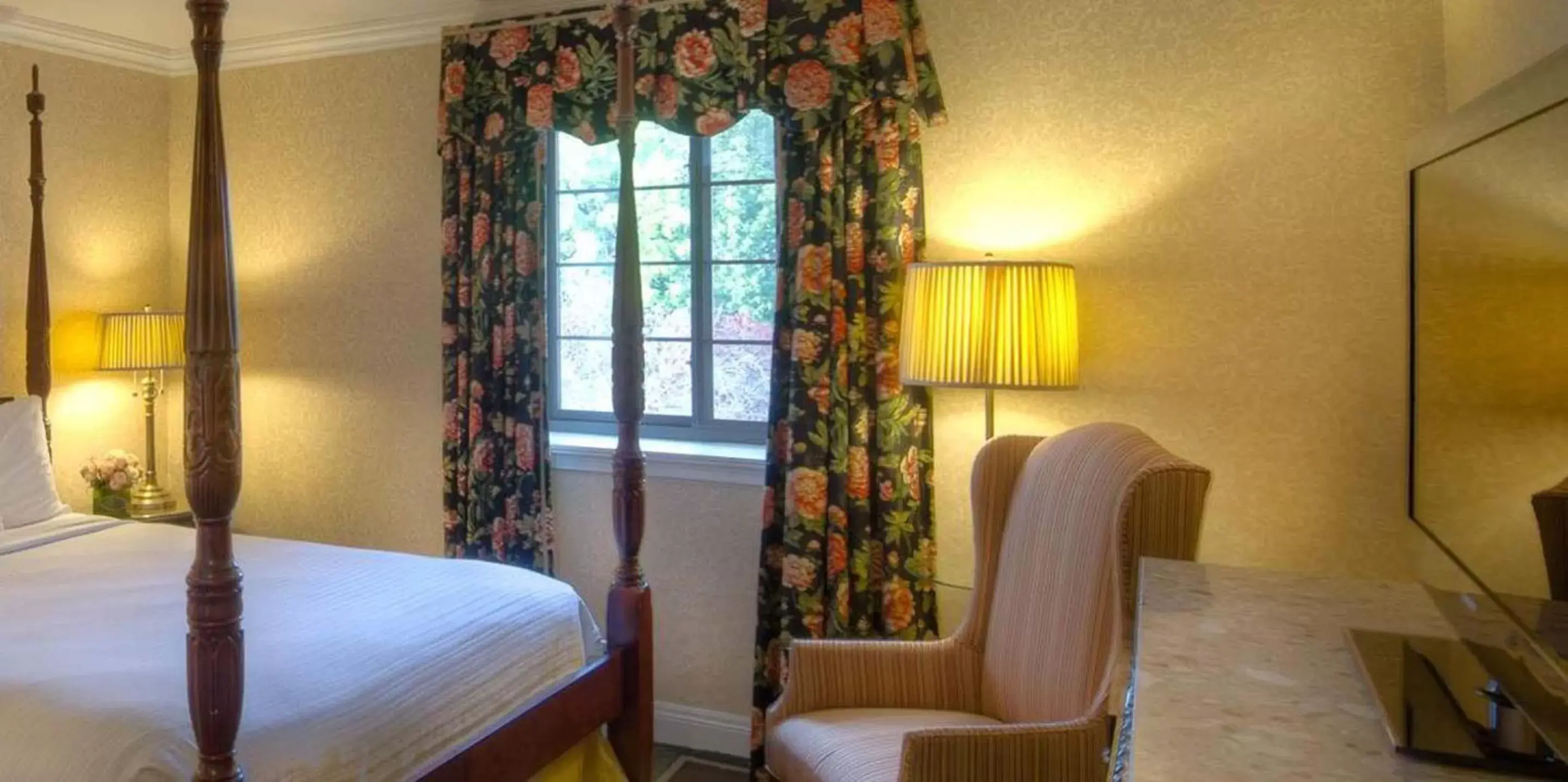 Seating area, Bed in Red Coach Inn