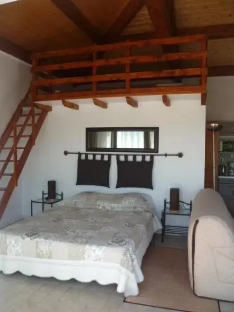 Photo of the whole room, Bed in Chambre d'hôtes "La Bastide des Eucalyptus"