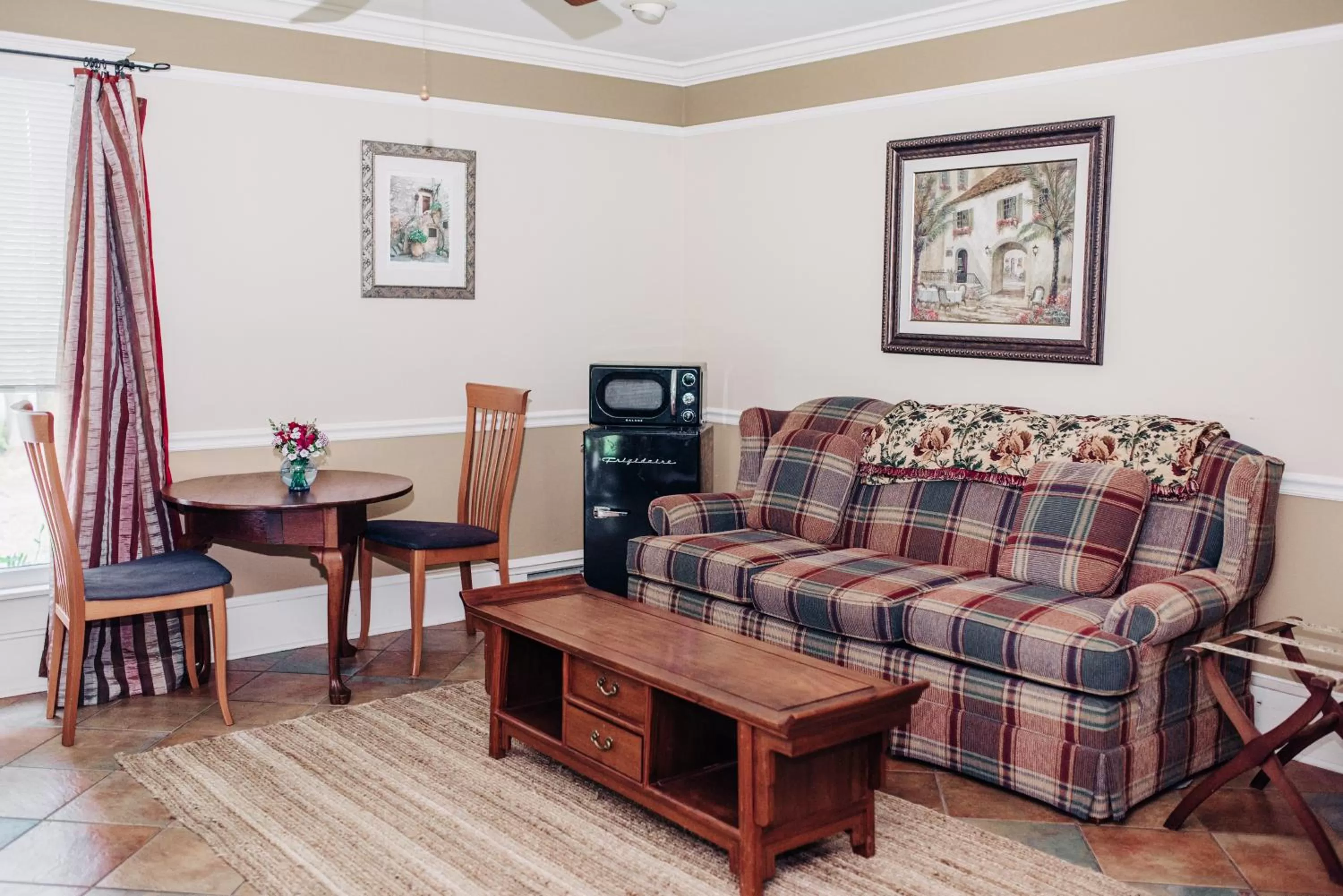Living room in Benn Conger Inn