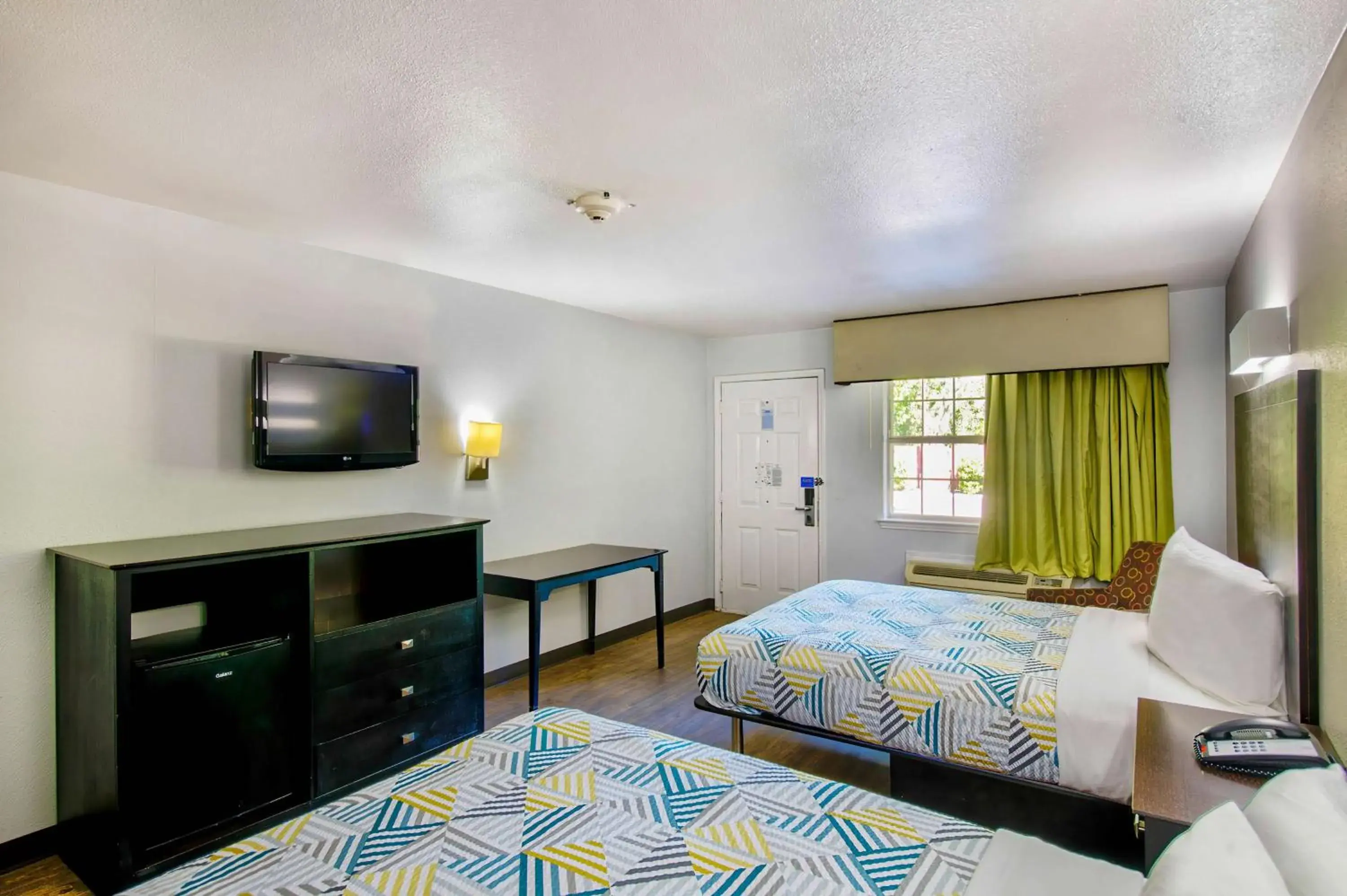 Bedroom, TV/Entertainment Center in Motel 6-Arlington, TX