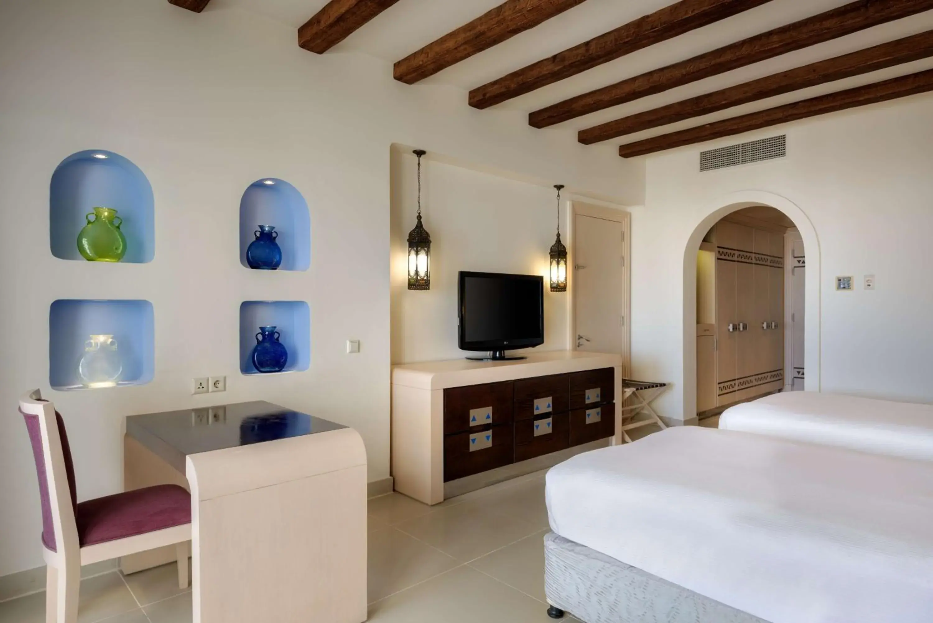Bed, TV/Entertainment Center in Hilton Marsa Alam Nubian Resort