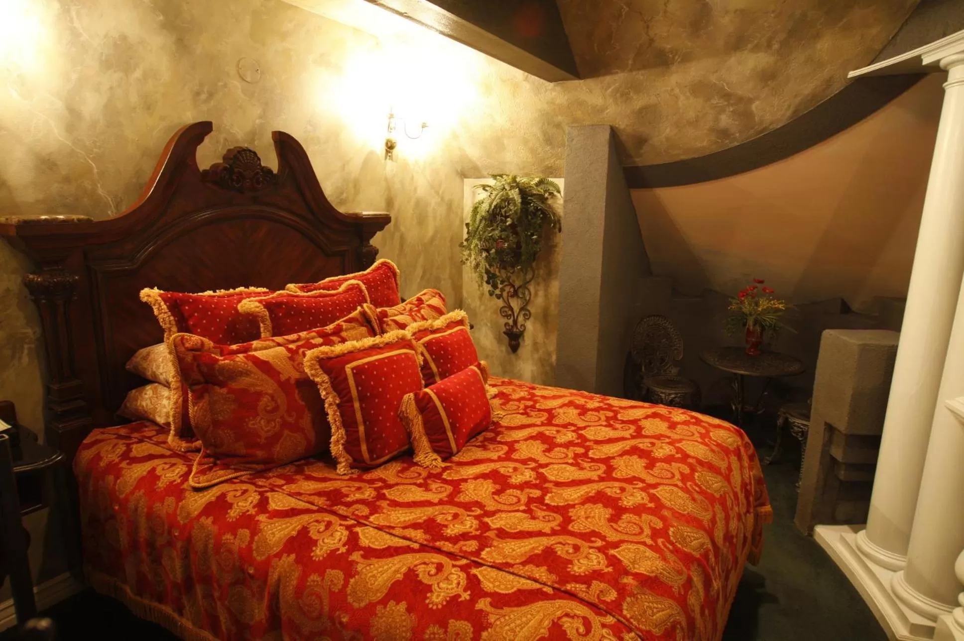 Bed in Black Swan Inn Luxurious Theme Rooms