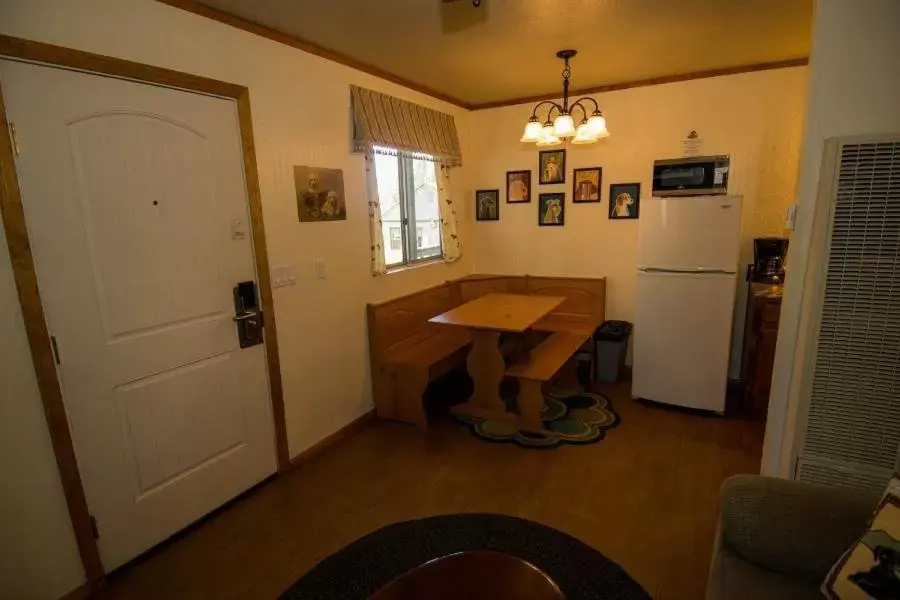 Dining Area in Hillcrest Suites & Cabins