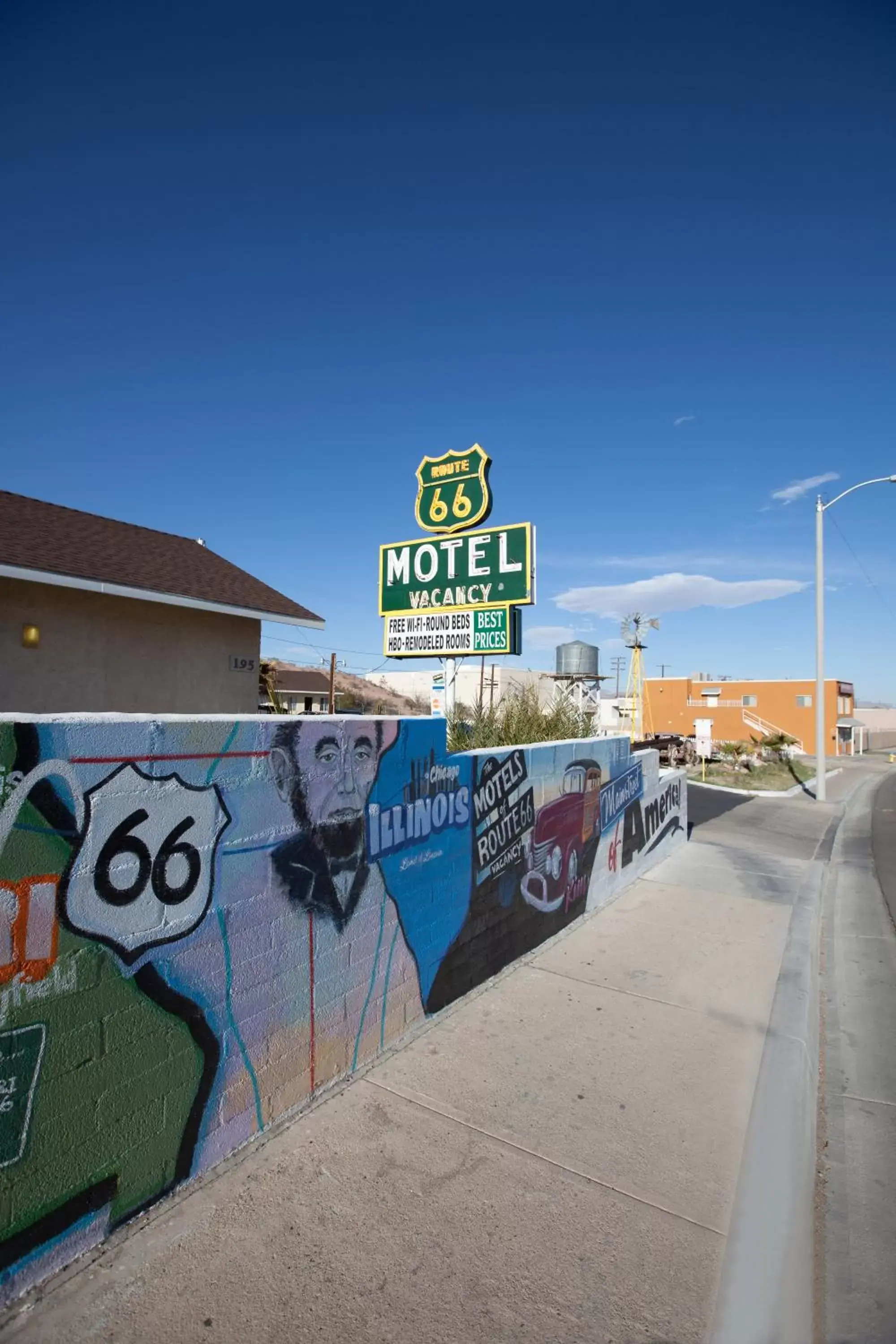 Facade/entrance, Swimming Pool in Route 66 Motel