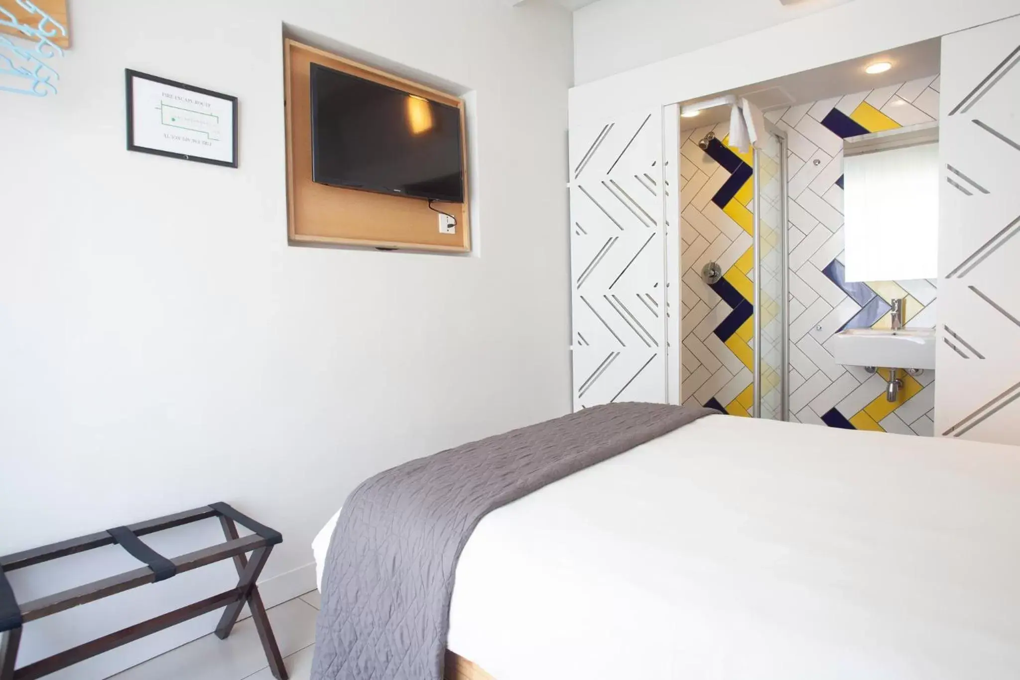 Shower, Bed in Mojo Hotel/Hostel & Market