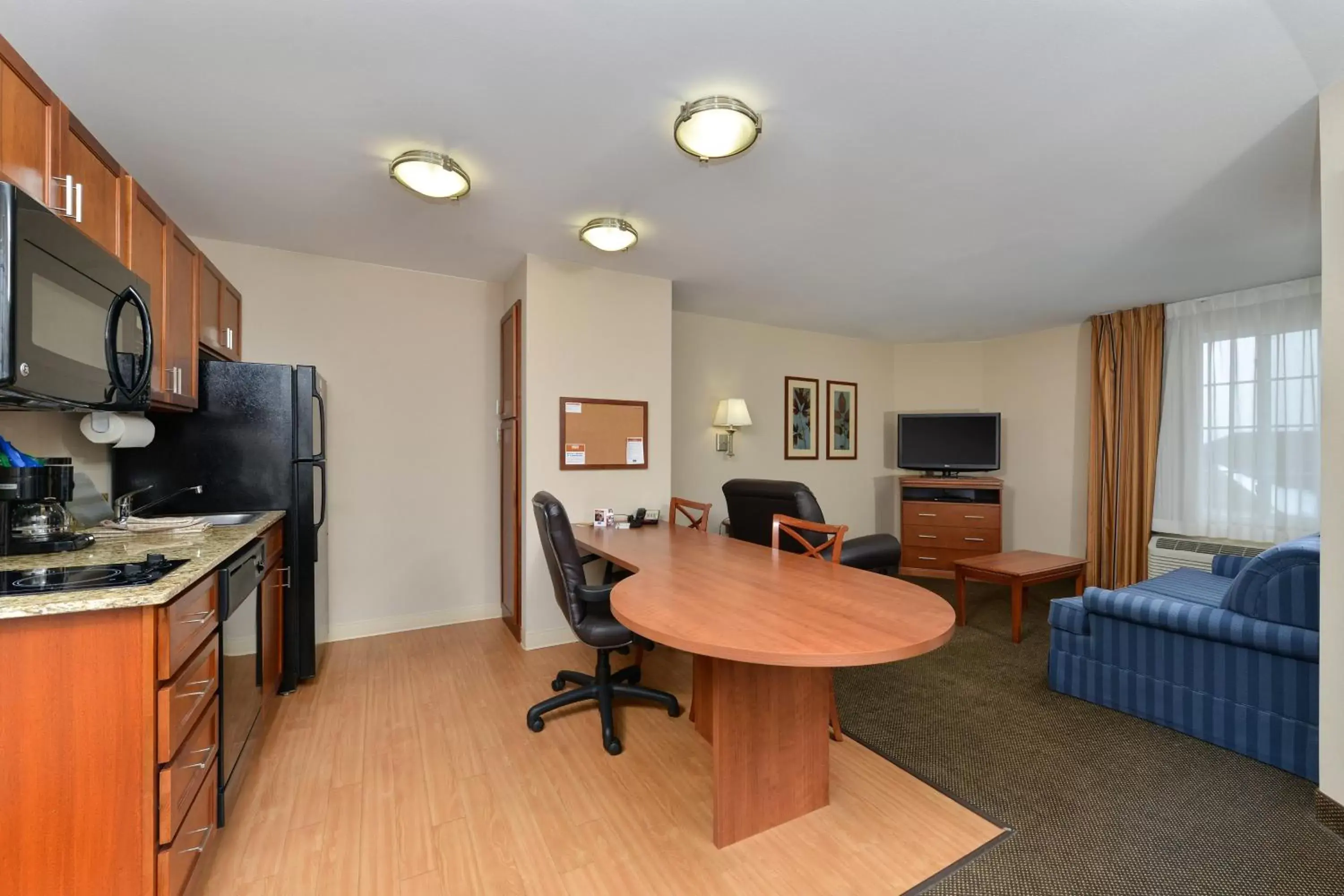 Photo of the whole room, Kitchen/Kitchenette in Candlewood Suites Chambersburg, an IHG Hotel