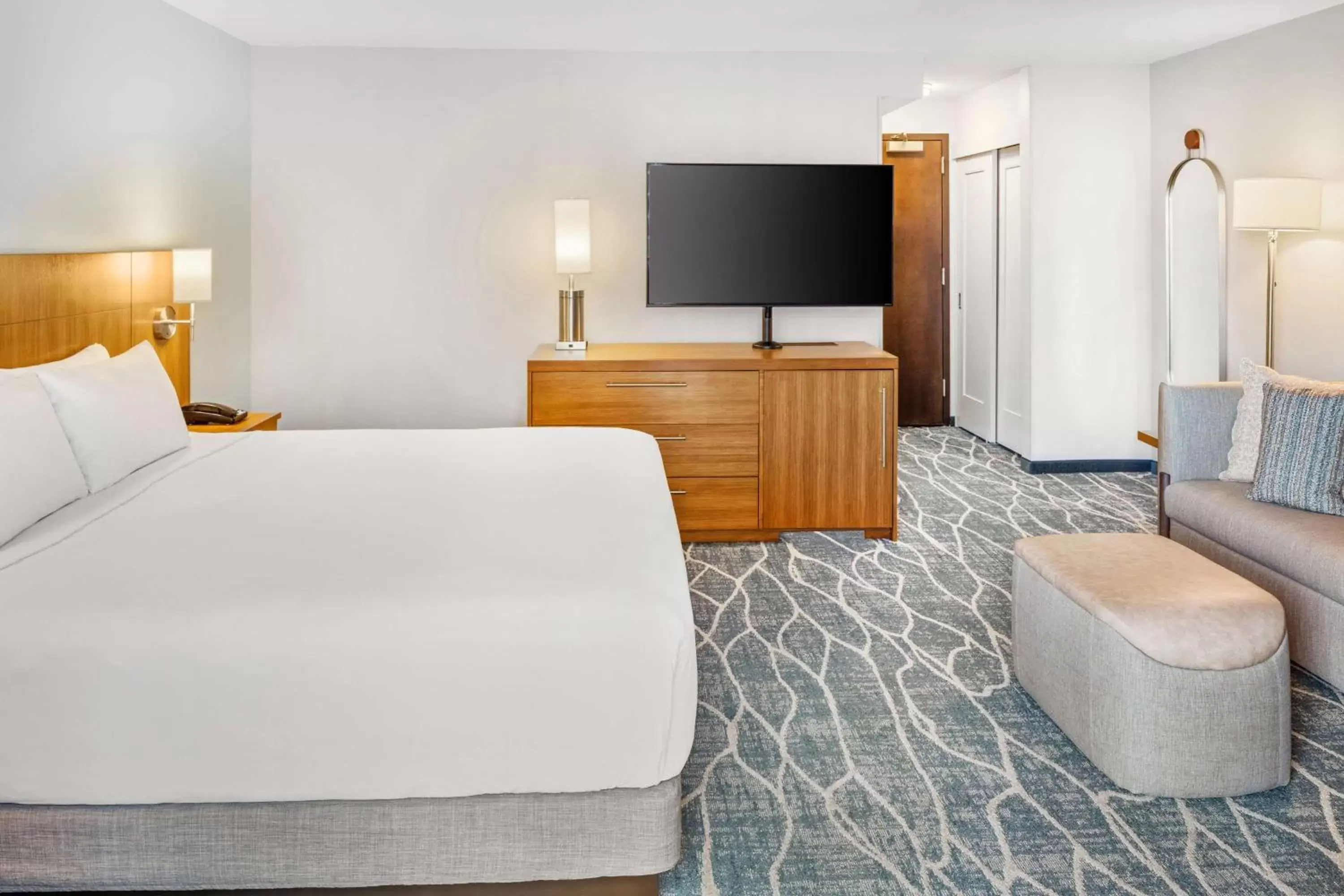 Bedroom, TV/Entertainment Center in Hyatt Place Waikiki Beach