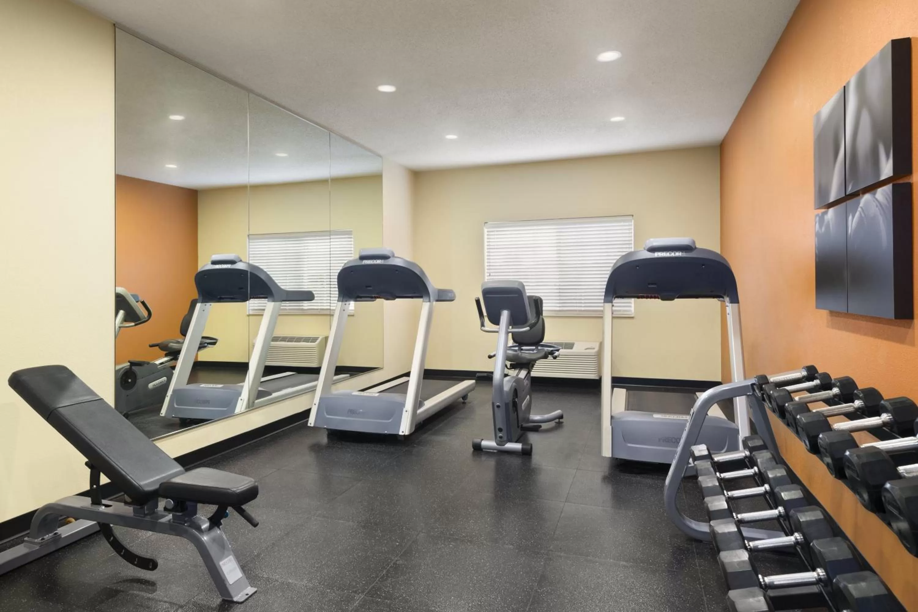 Fitness centre/facilities in Country Inn & Suites by Radisson, Owatonna, MN