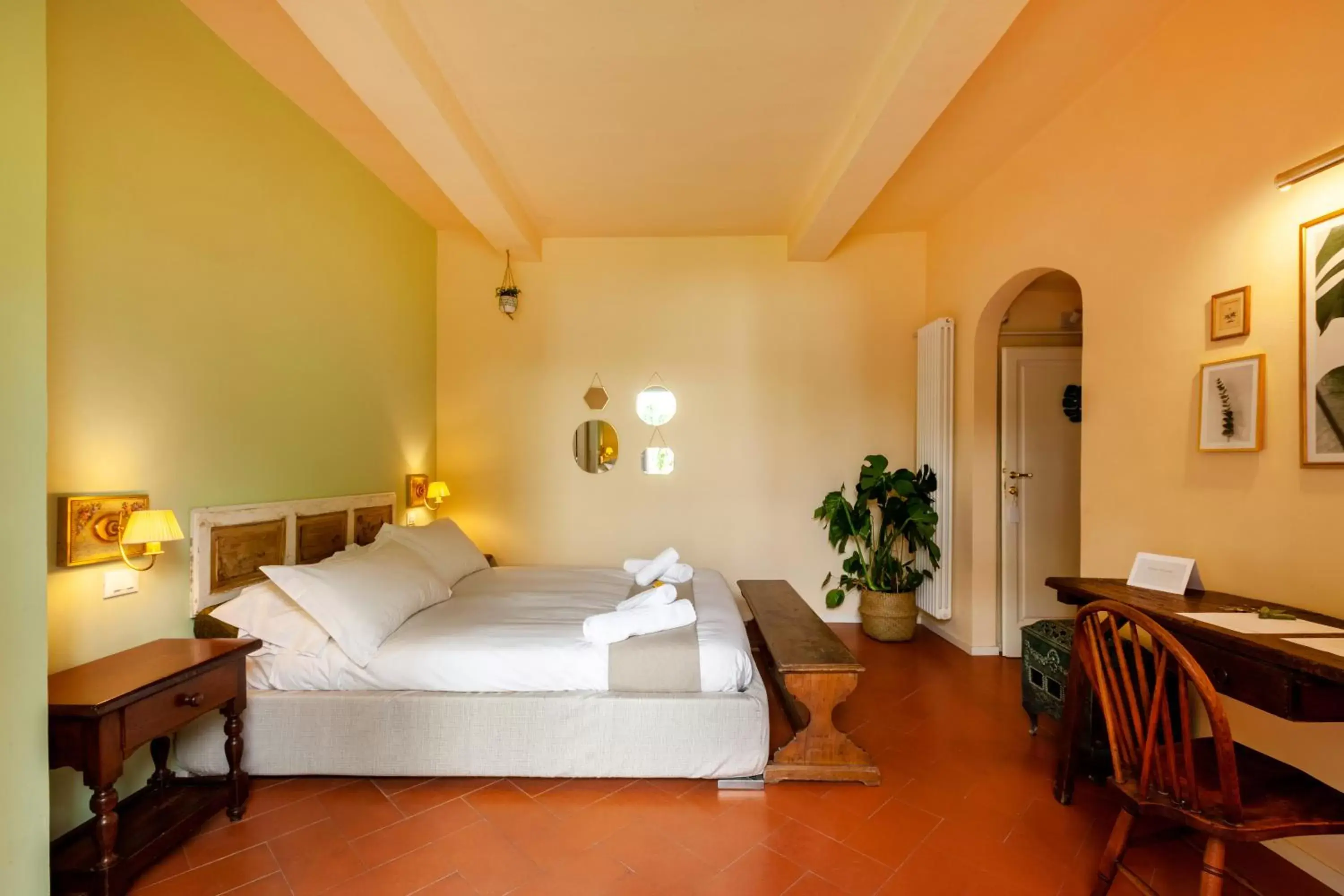 Photo of the whole room, Bed in Secret Garden Firenze