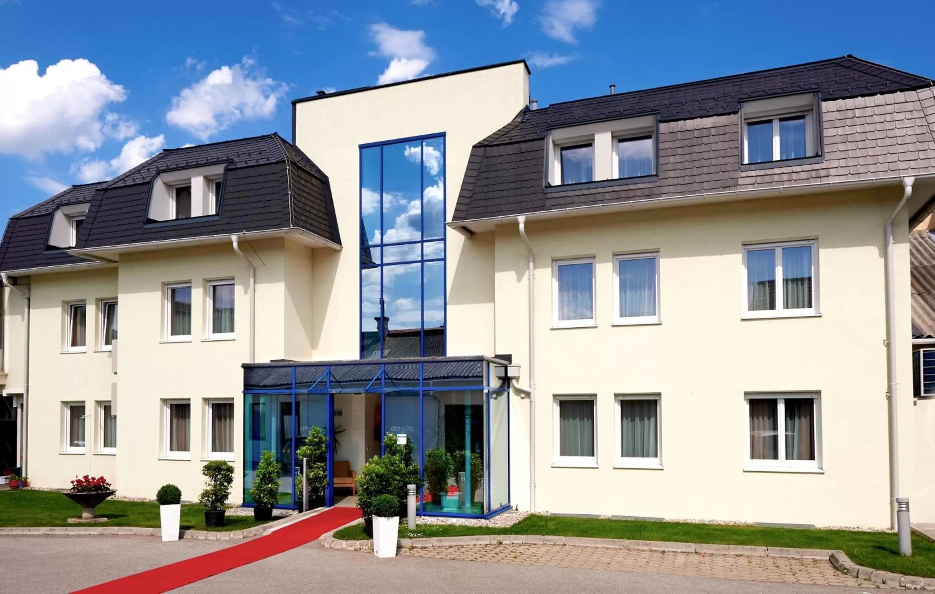 Facade/entrance, Property Building in City-Hotel Mödling