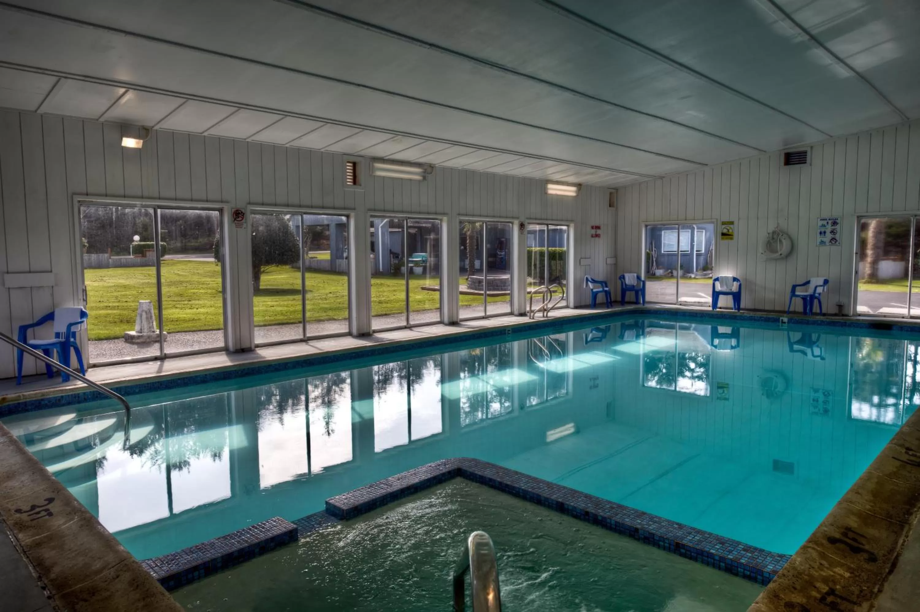 Swimming pool in Silver Surf Motel