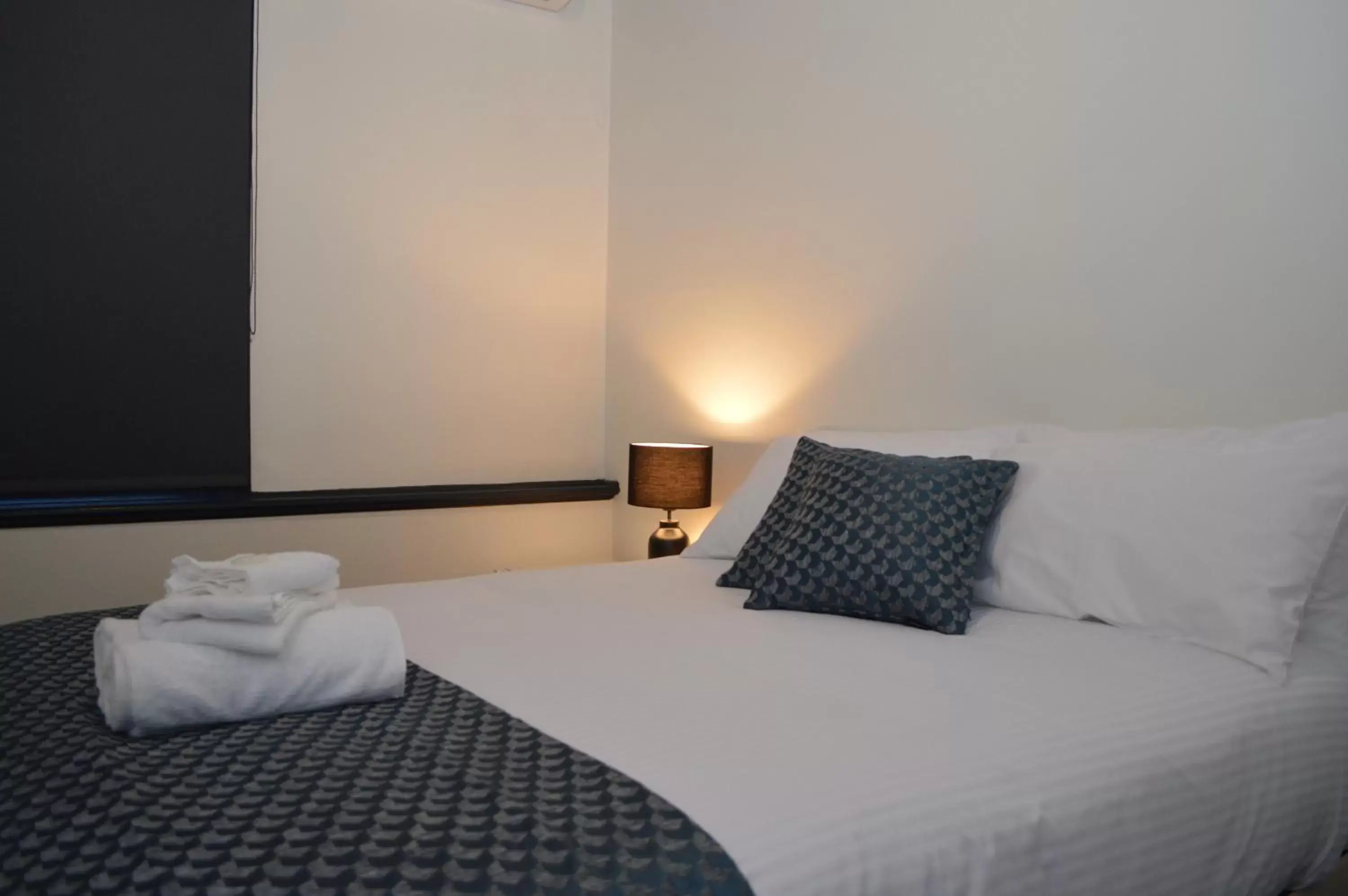 Bedroom, Bed in Romano's Hotel & Suites Wagga Wagga
