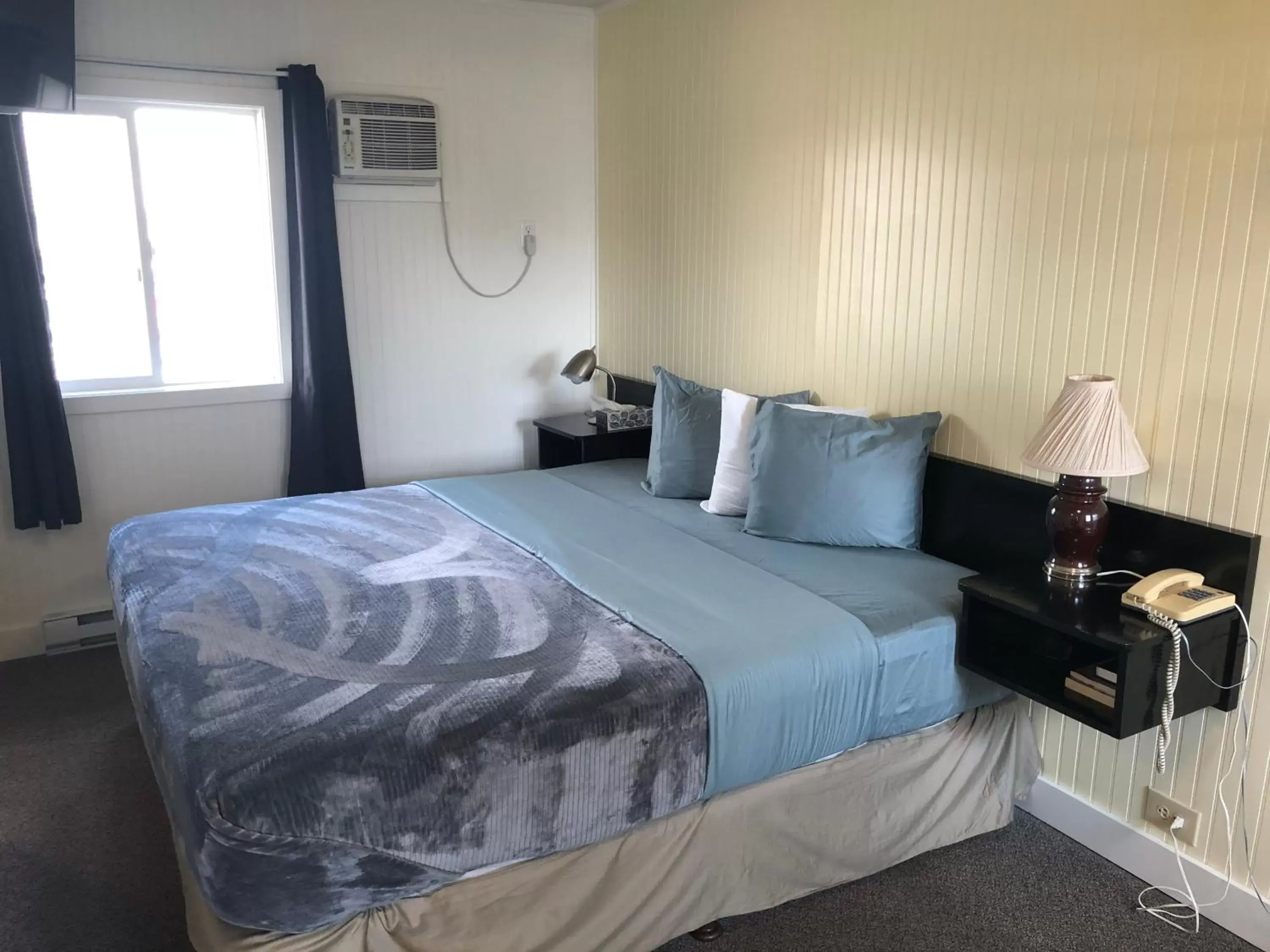 Deluxe King Room in Creston Valley Motel Deluxe King Room in Creston Valley Motel