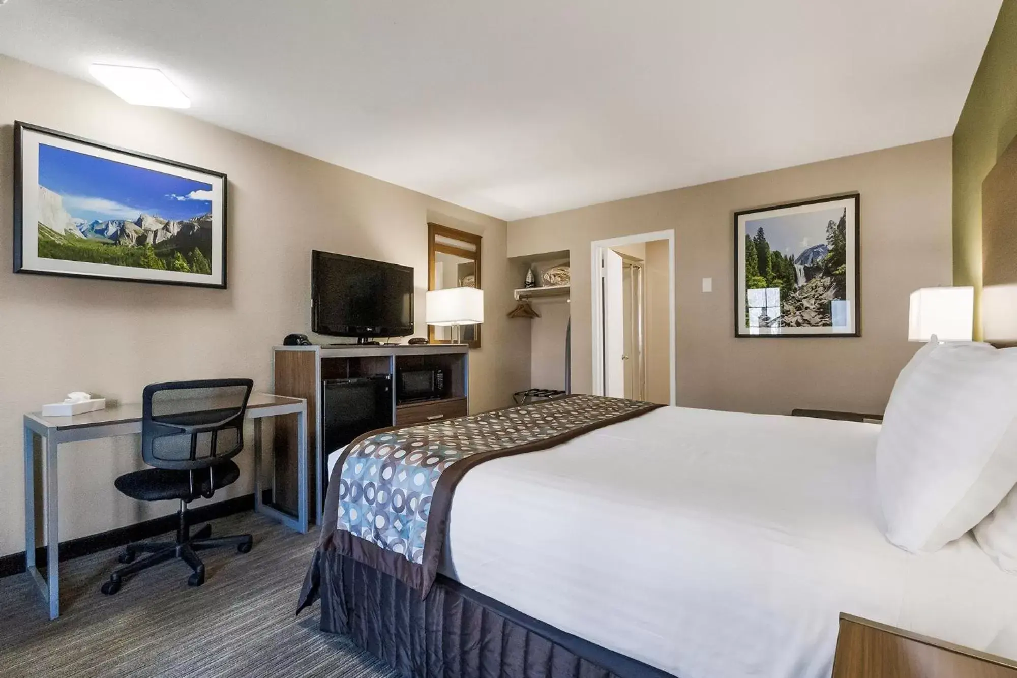 Bedroom, Bed in Heritage Inn - Yosemite/Sonora