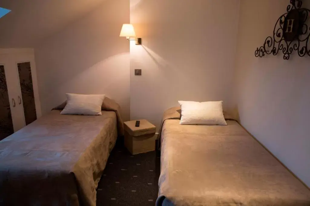 Property building, Bed in Logis Hotel Le Cerf