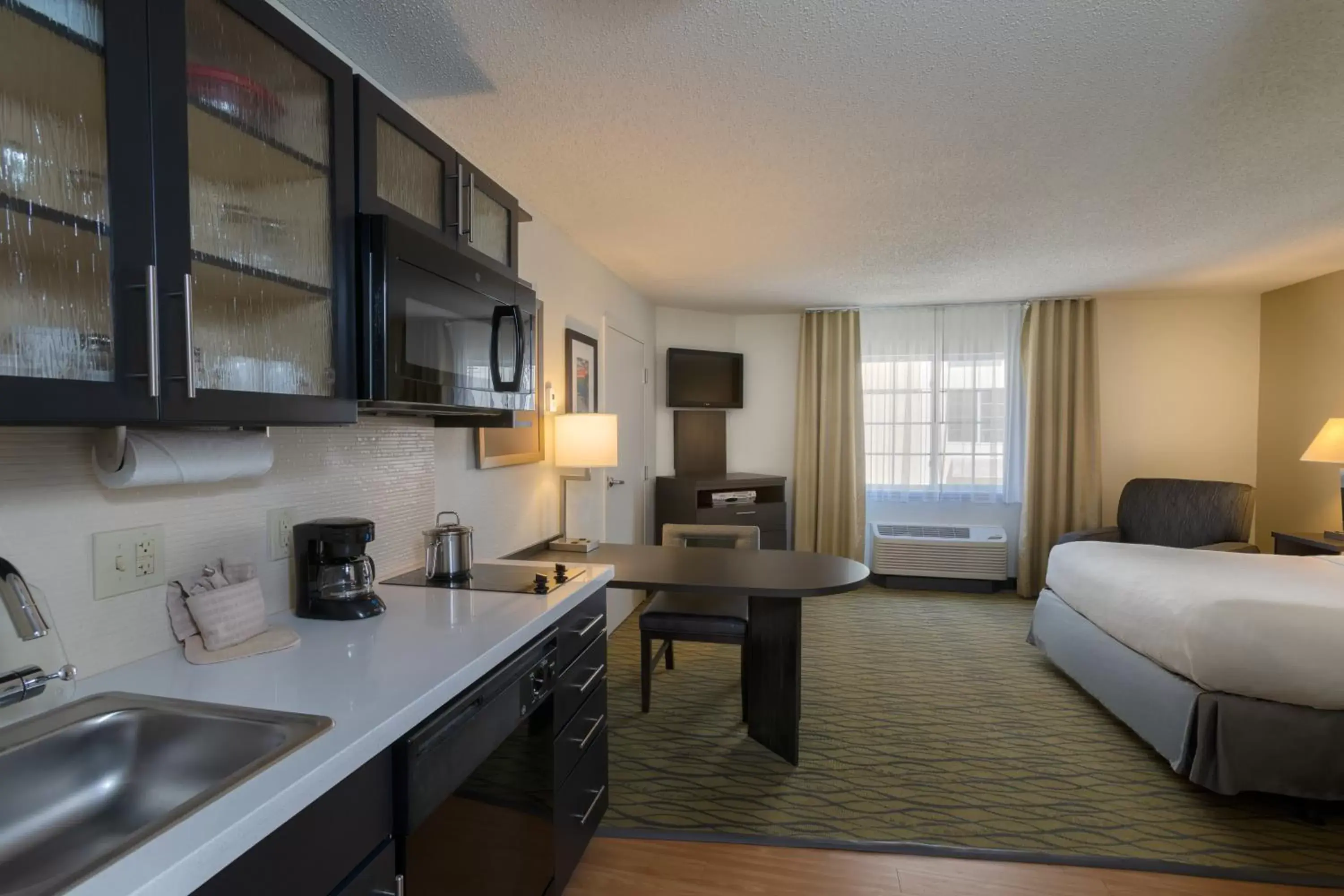 Photo of the whole room, Kitchen/Kitchenette in Candlewood Suites Rogers-Bentonville, an IHG Hotel