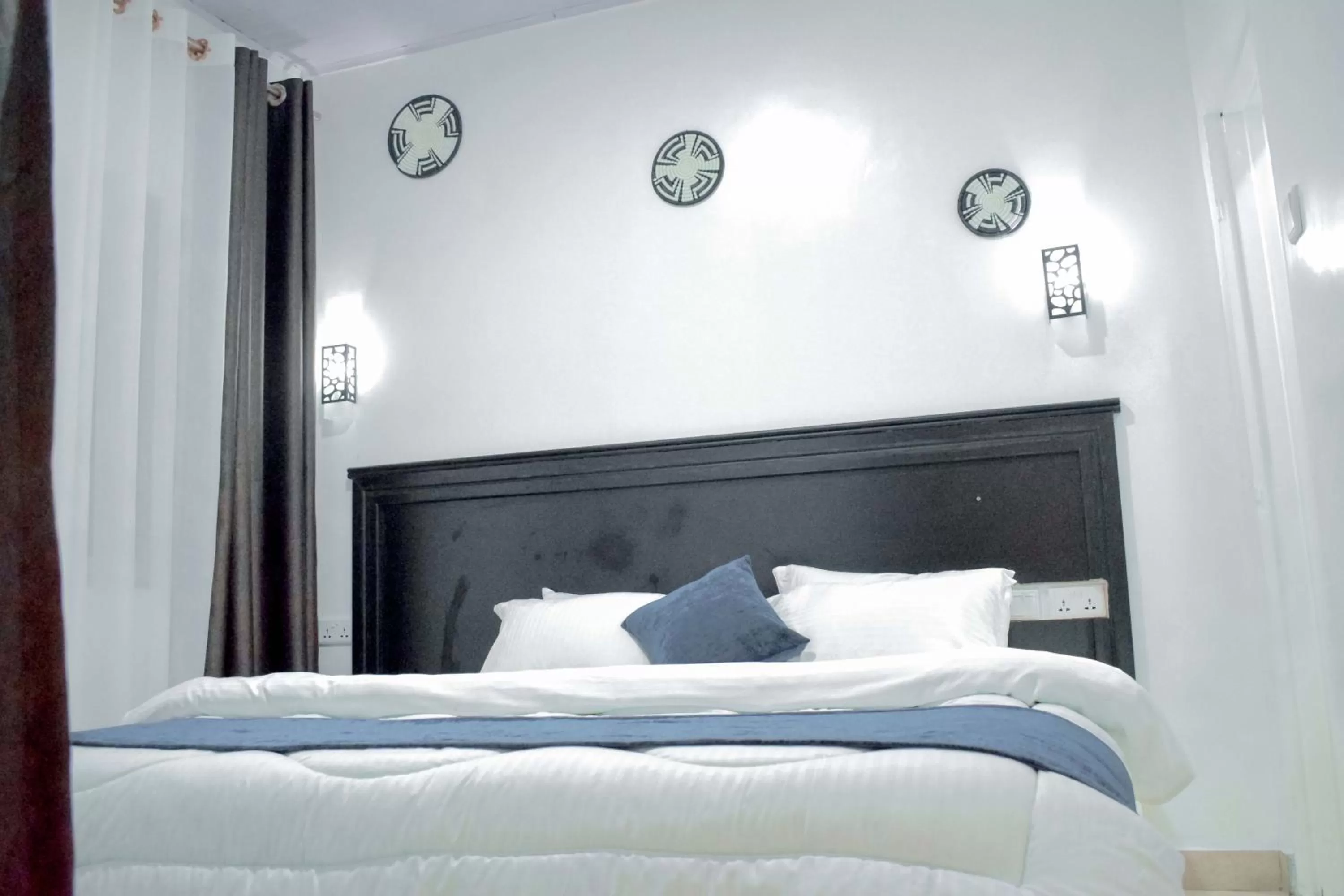 Bed in INZOZI AFRICA HOUSE B&B-Gishushu