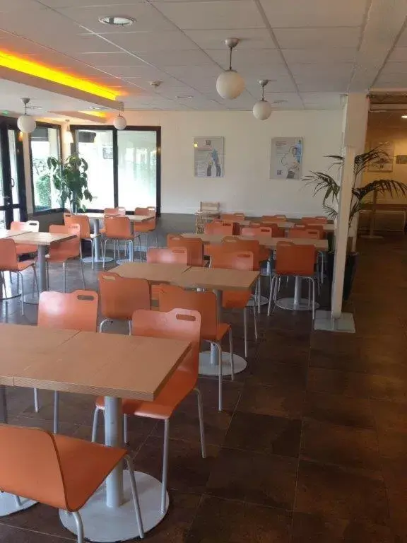 Day, Restaurant/Places to Eat in Ibis Budget Rambouillet