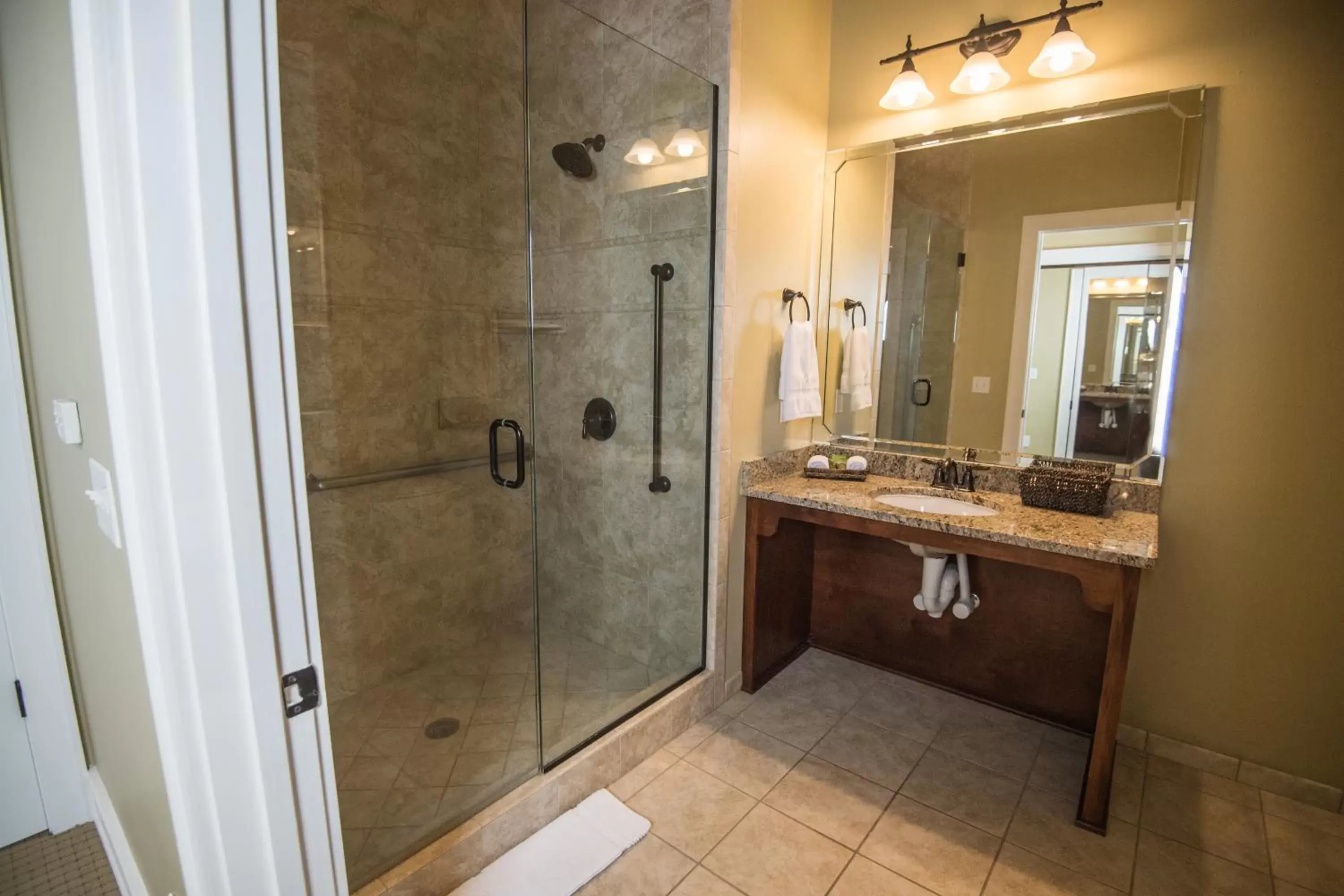 Bathroom in Magnolia Creek Lodge