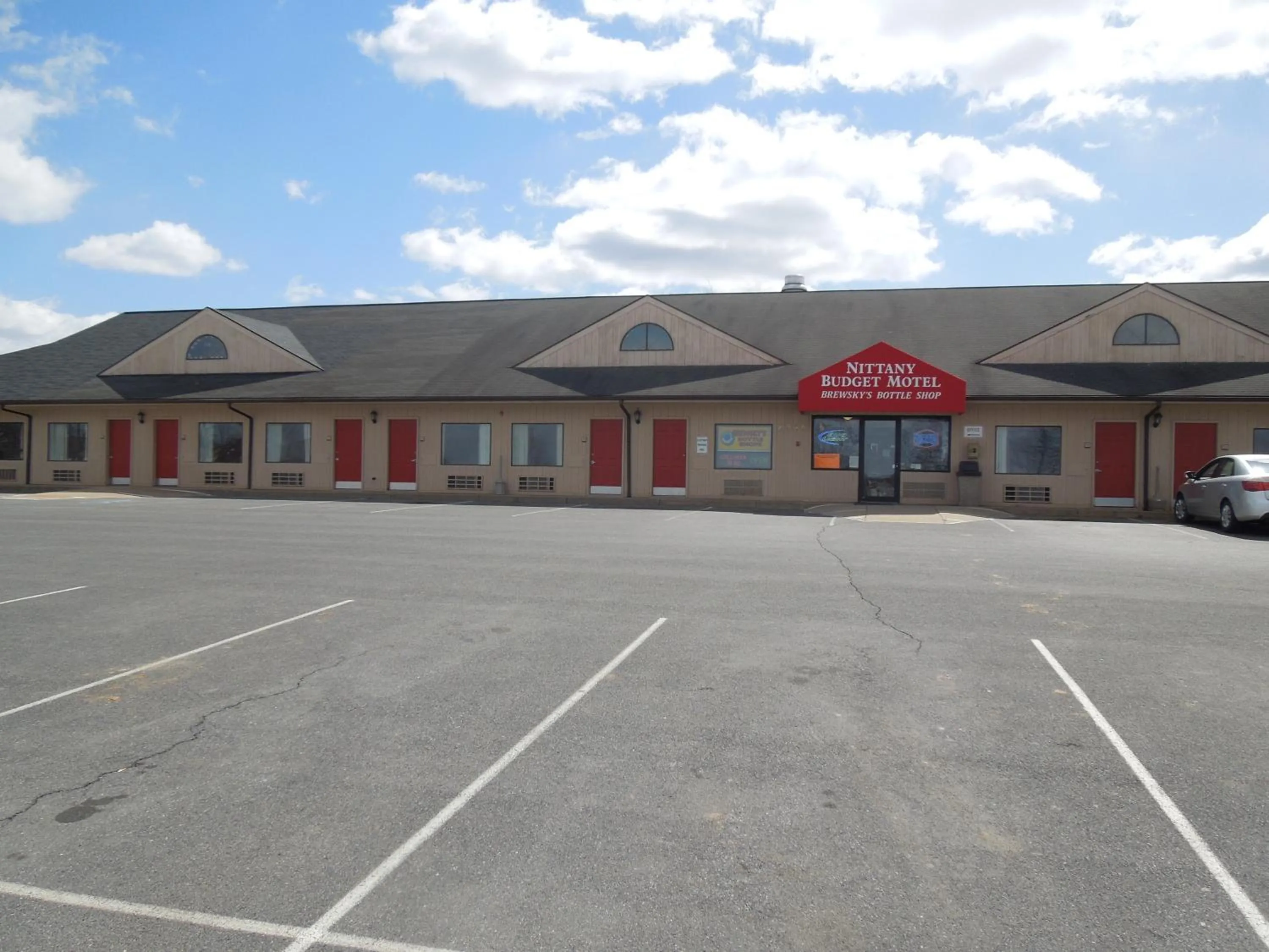 Facade/entrance in Nittany Budget Motel