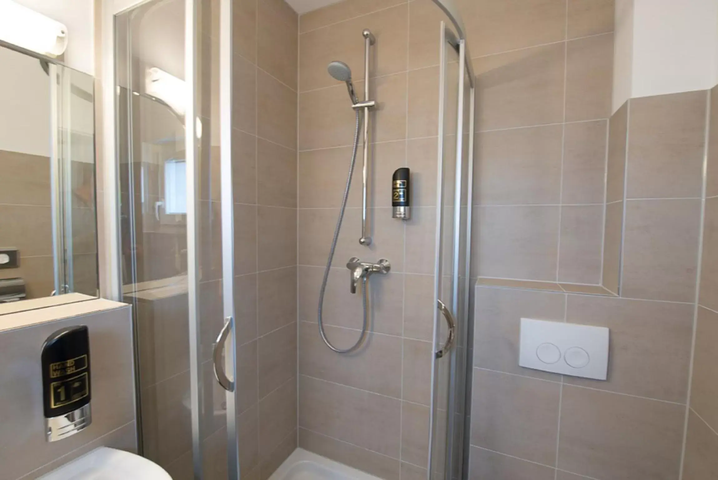 Shower, Bathroom in Goethe Conference Hotel by Trip Inn