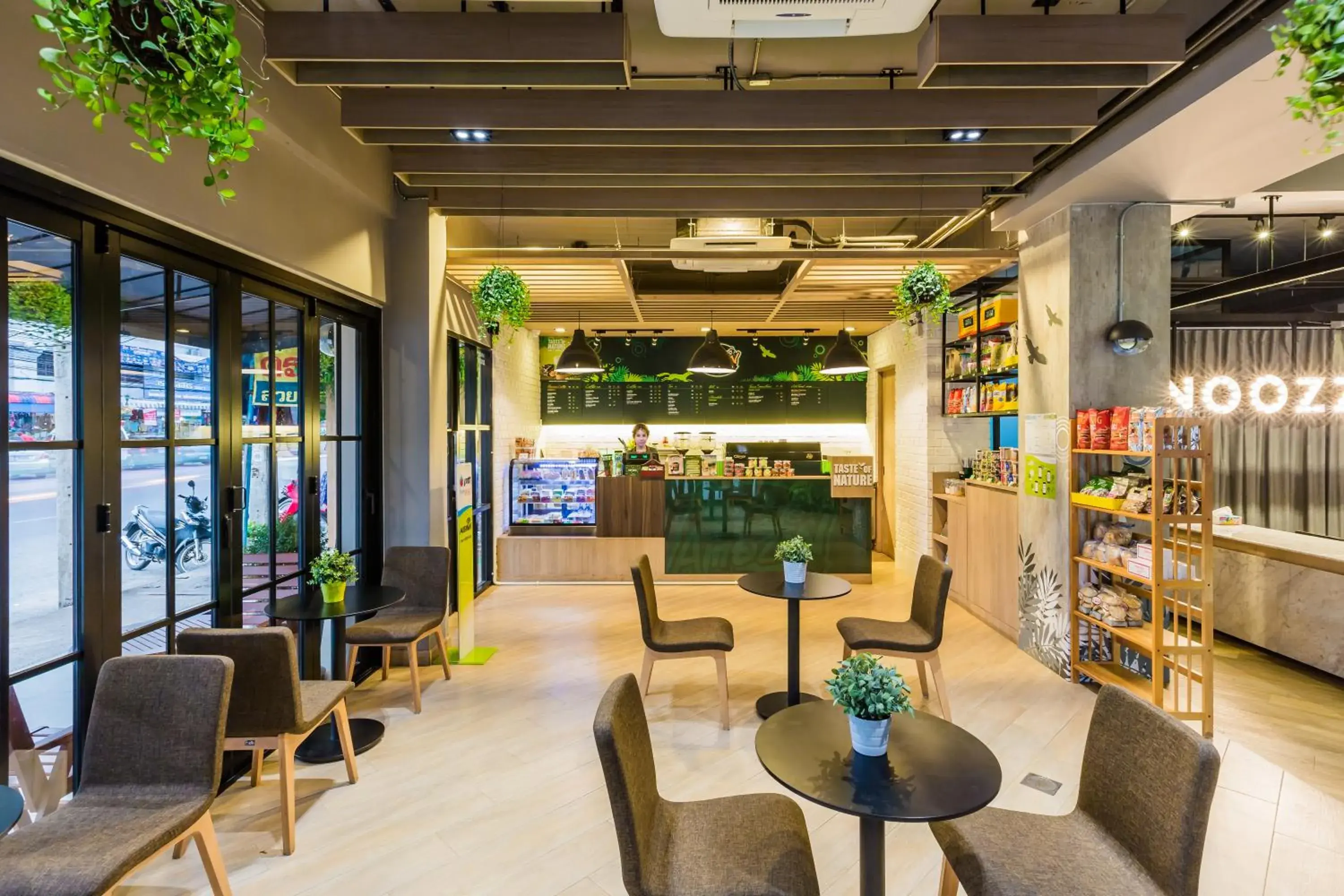 Coffee/tea facilities, Lounge/Bar in Snoozz Hotel