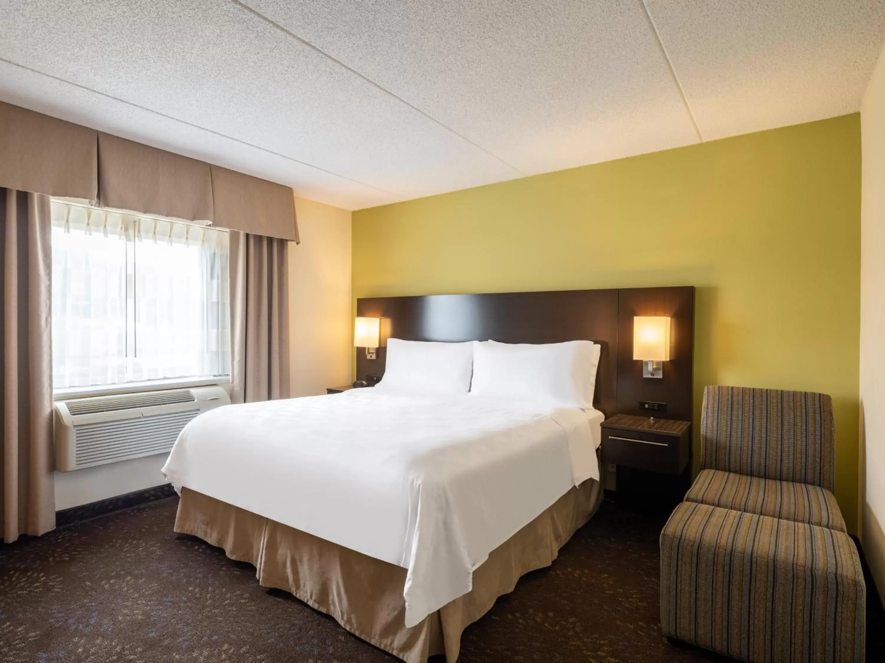 Bedroom, Bed in Holiday Inn Greensboro Coliseum, an IHG Hotel