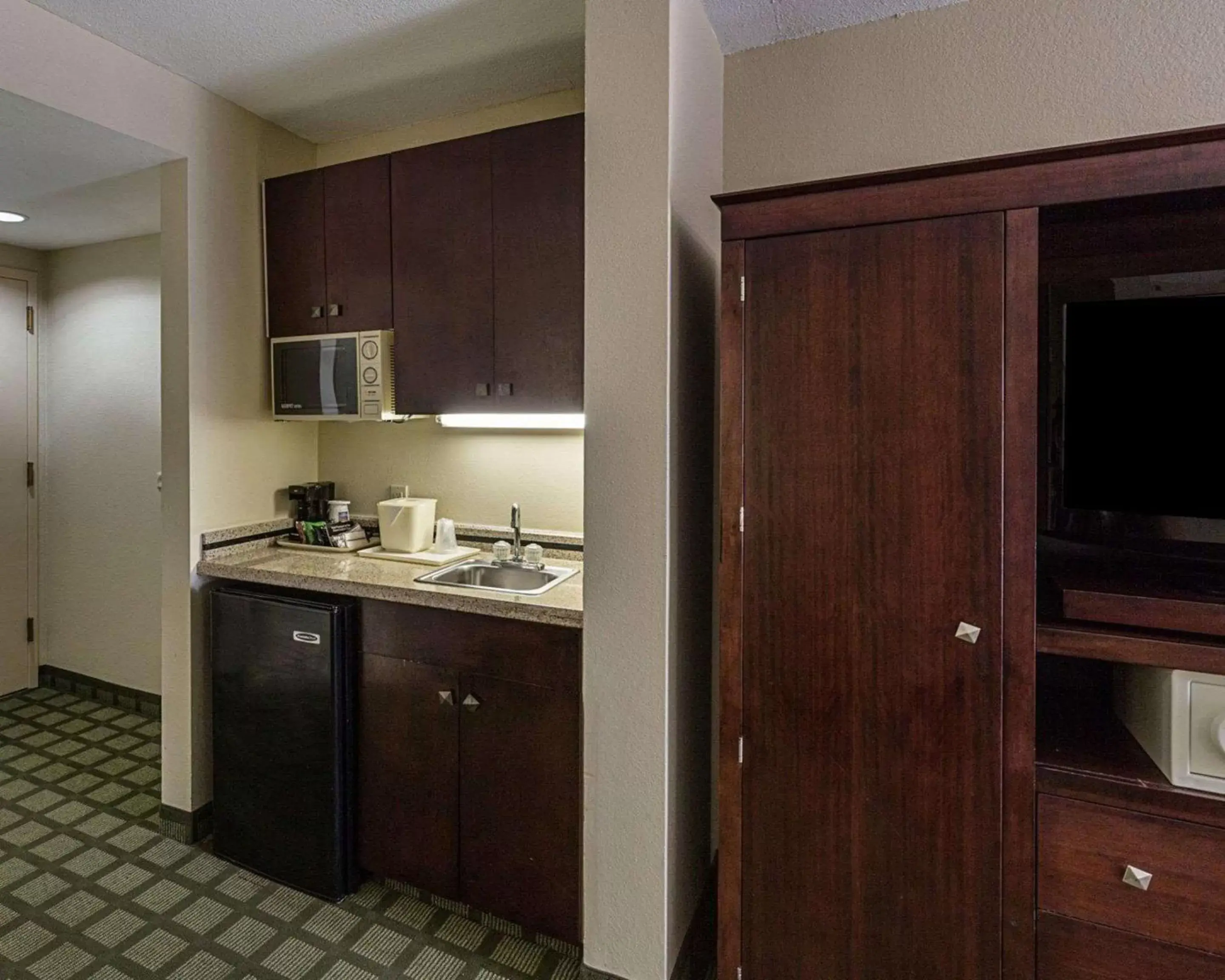 Bedroom, Kitchen/Kitchenette in Comfort Inn & Suites Southwest Freeway at Westpark