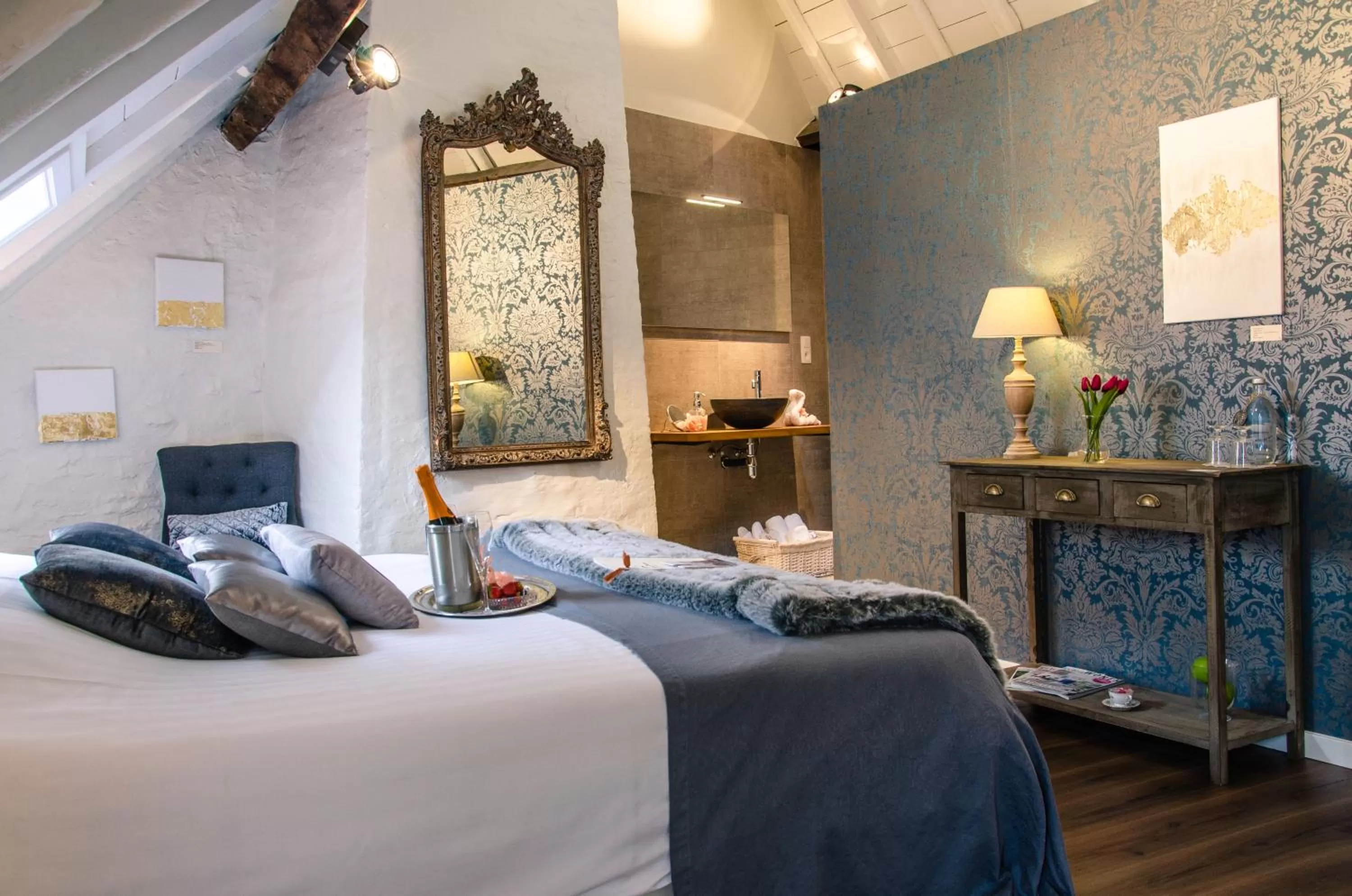 Bathroom, Bed in The White Queen B&B