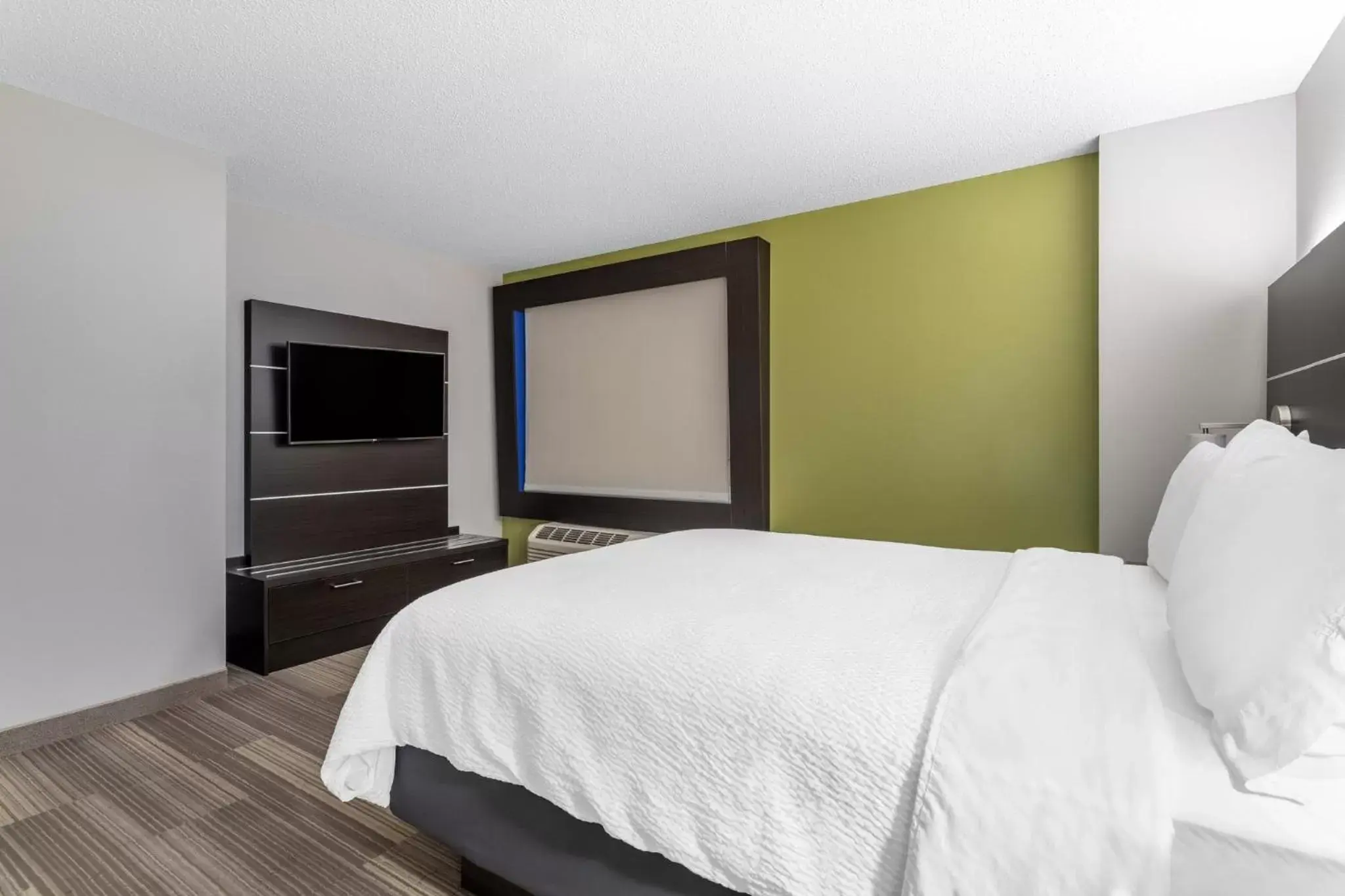 Photo of the whole room, Bed in Holiday Inn Express Hotel & Suites-St. Paul, an IHG Hotel