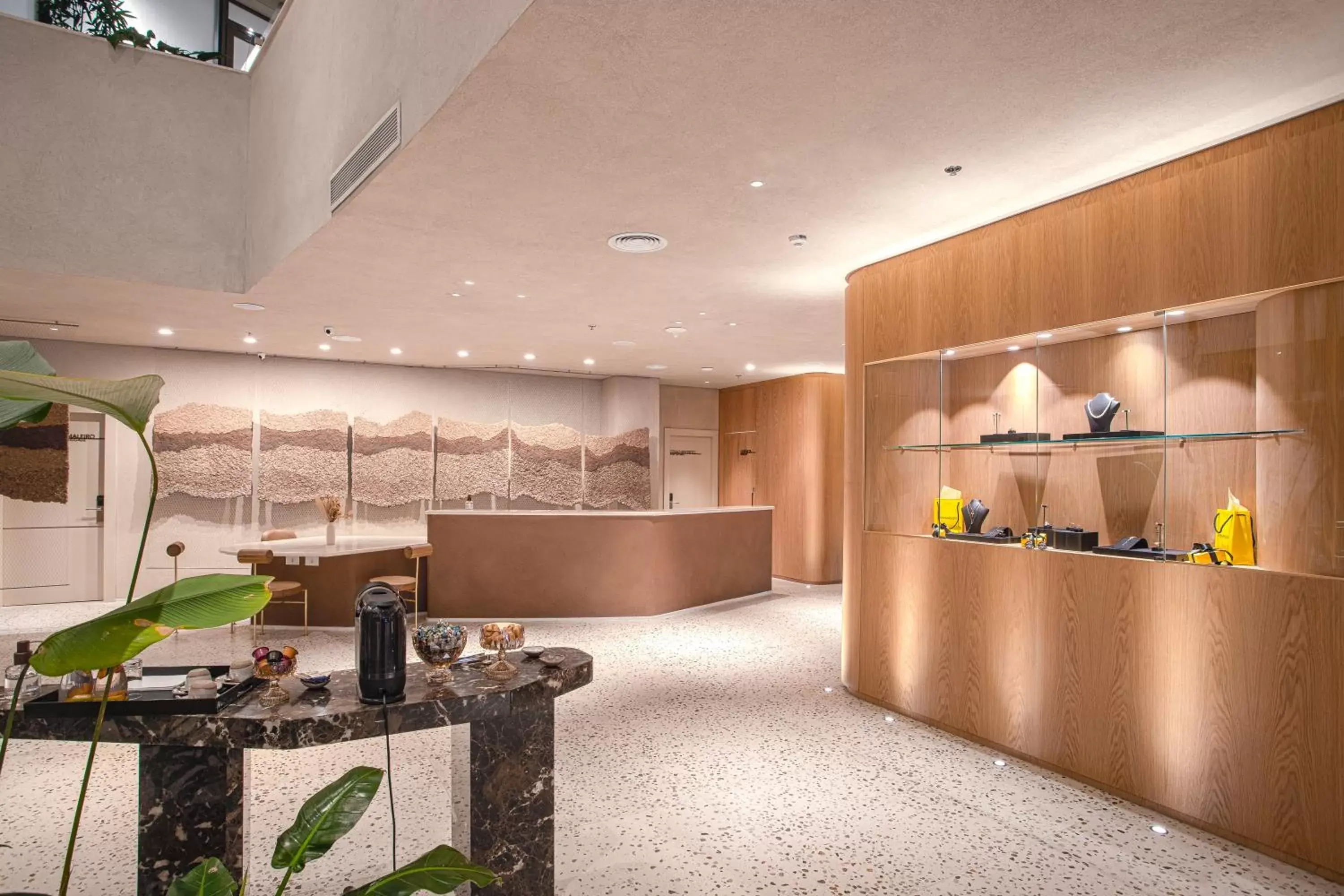 Lobby or reception, Lobby/Reception in QOYA Hotel Curitiba, Curio Collection by Hilton