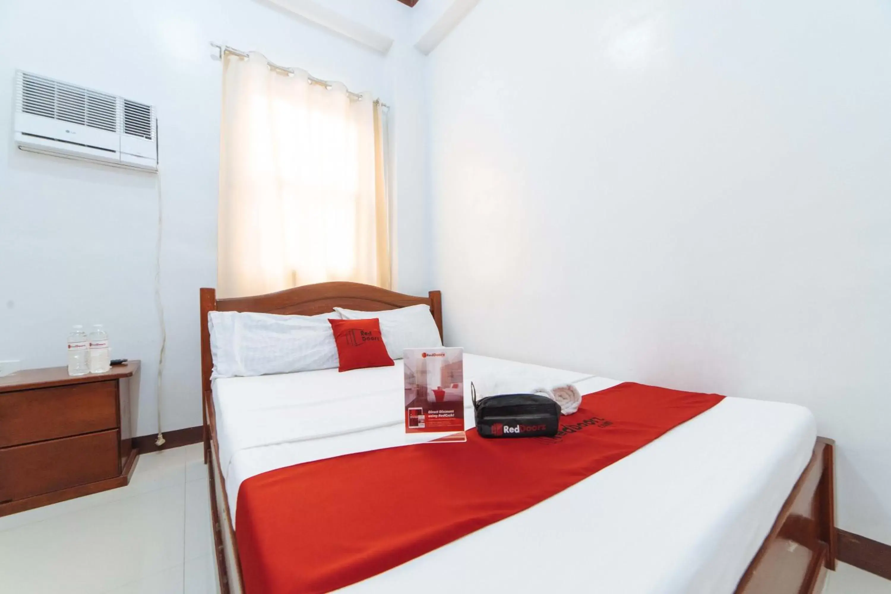 Photo of the whole room, Bed in RedDoorz @ D Maagma Street