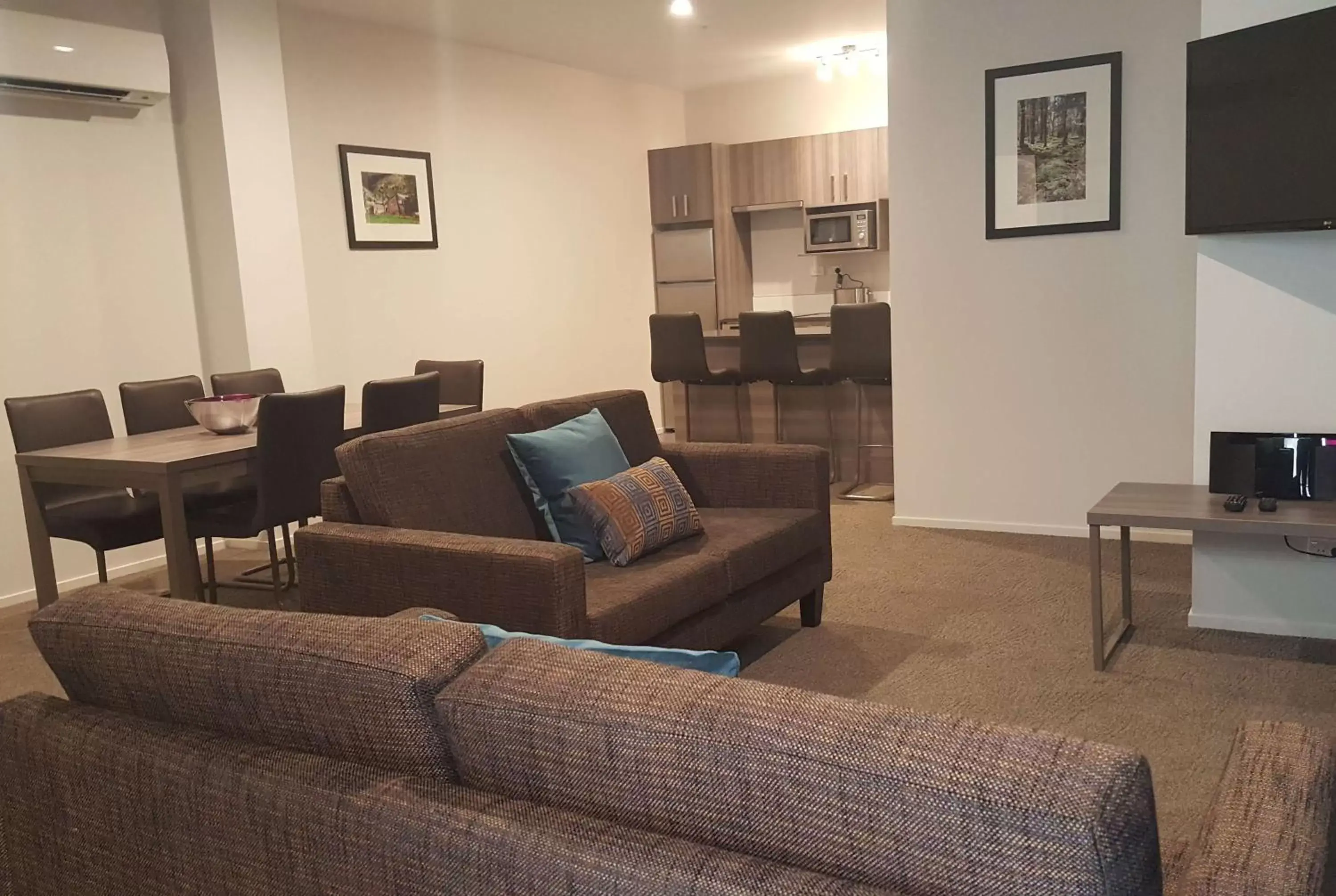 Photo of the whole room, Seating Area in Ramada Suites by Wyndham Queenstown Remarkables Park